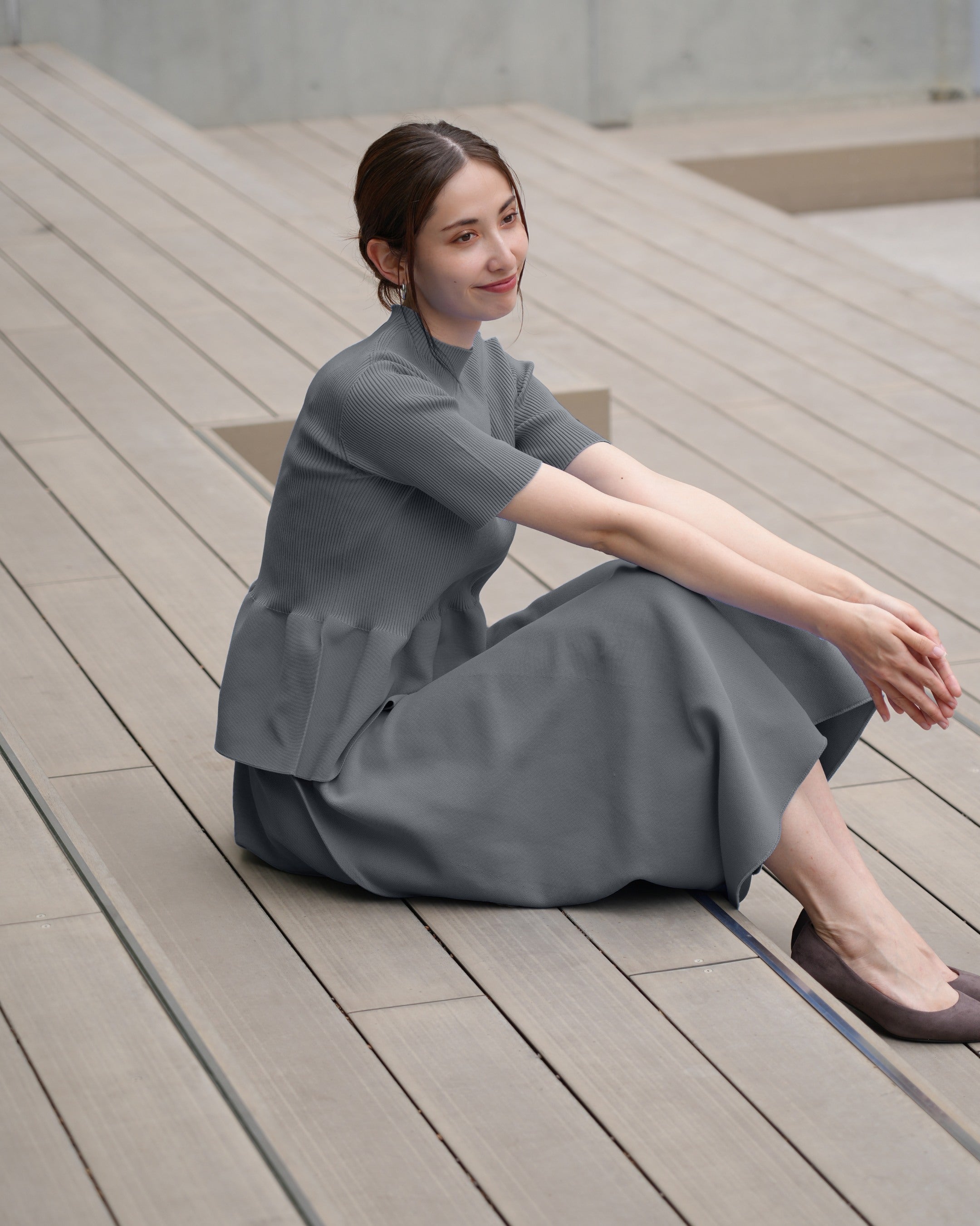 Short-sleeved peplum pullover x draped skirt