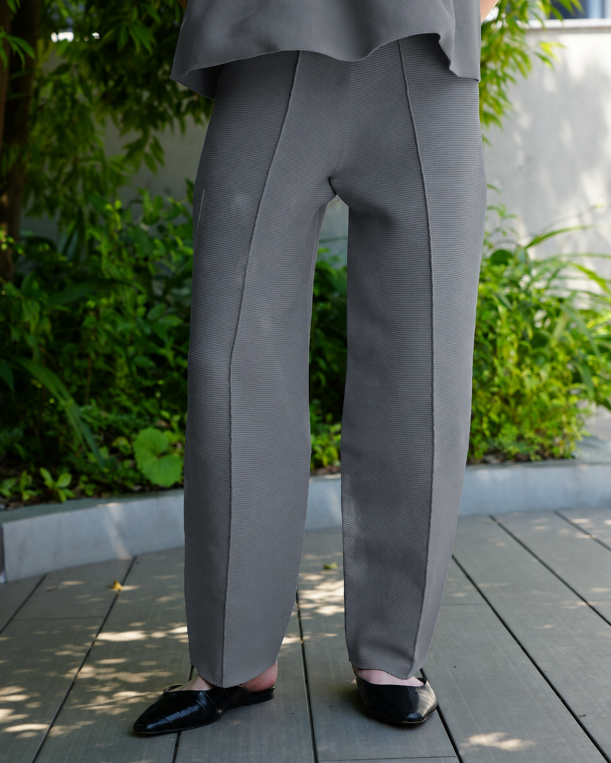 テーパードパンツ