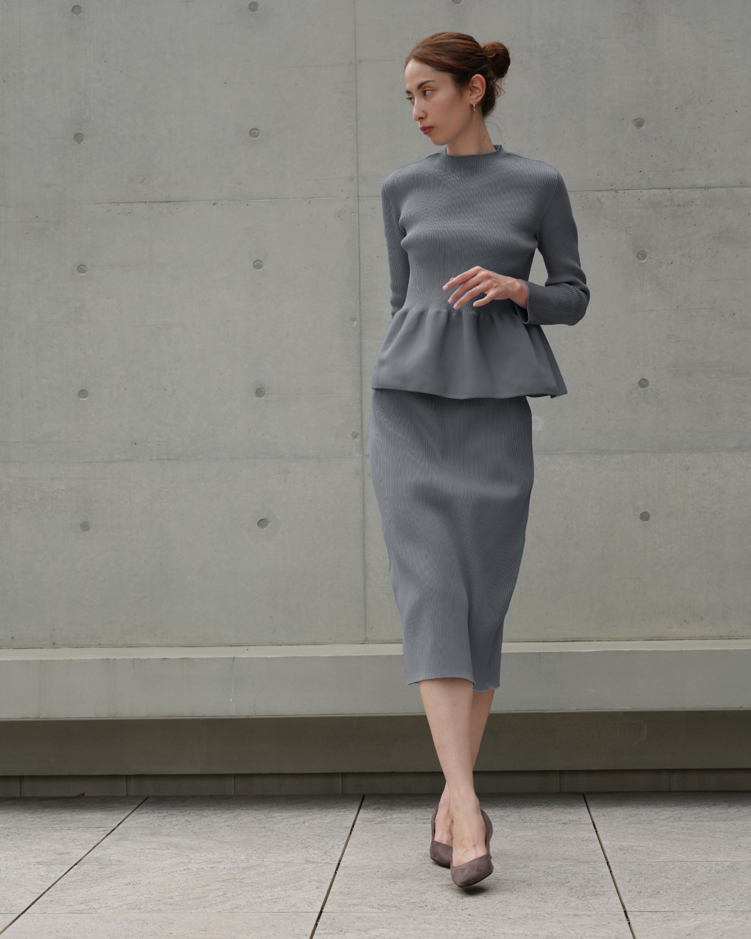 長袖ペプラムプルオーバー×タイトスカート