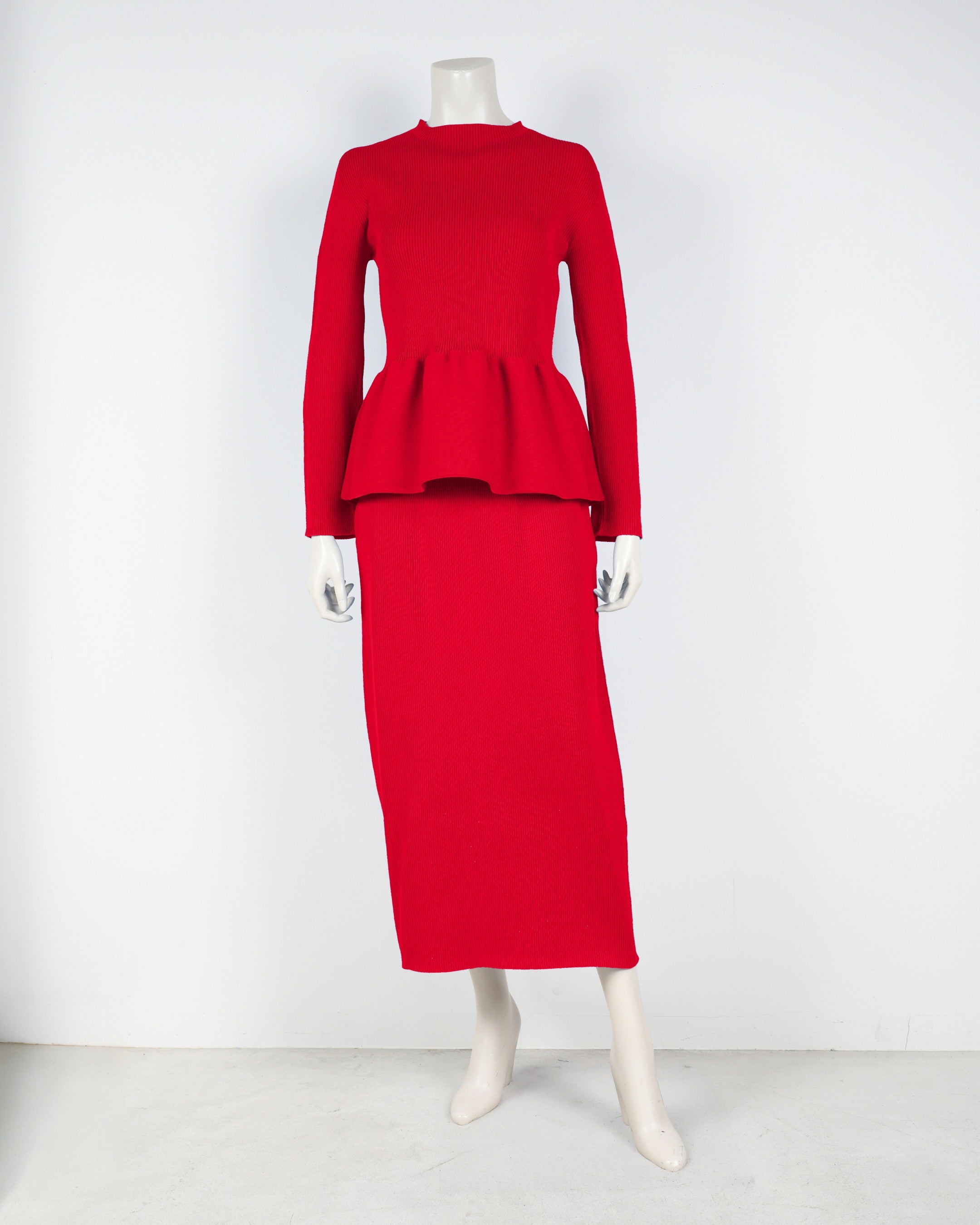 Long-sleeved peplum pullover x tight skirt