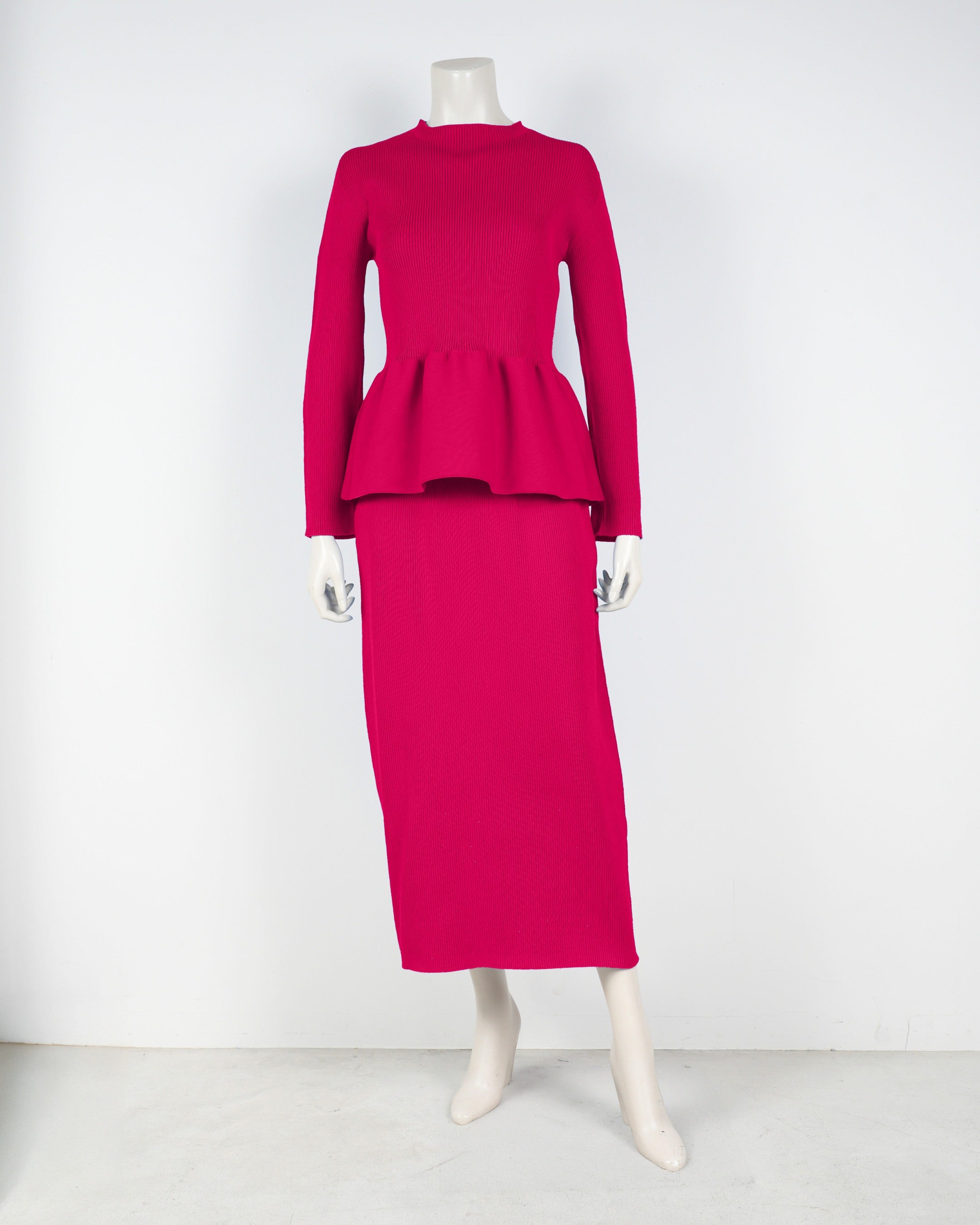 Long-sleeved peplum pullover x tight skirt