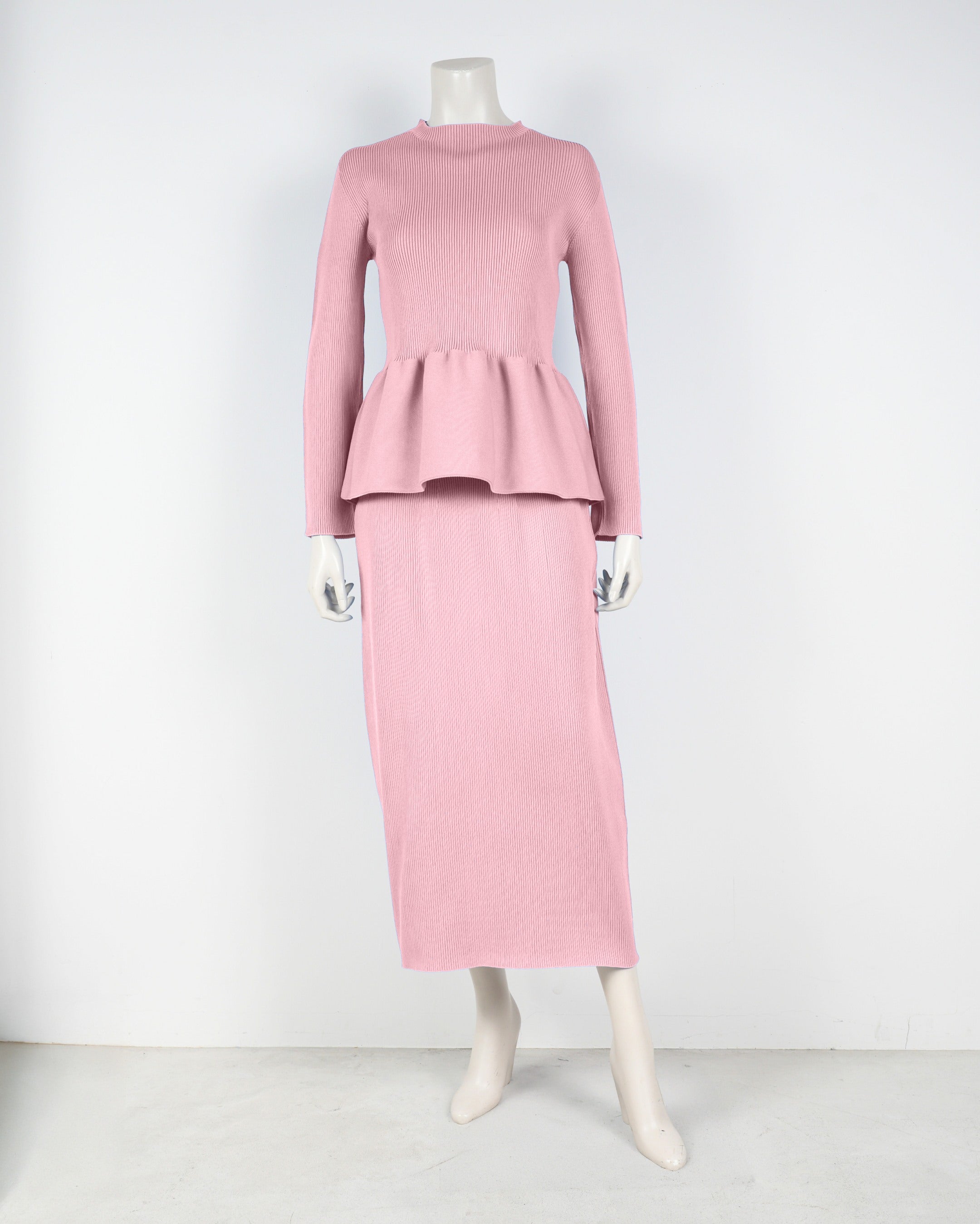 Long-sleeved peplum pullover x tight skirt