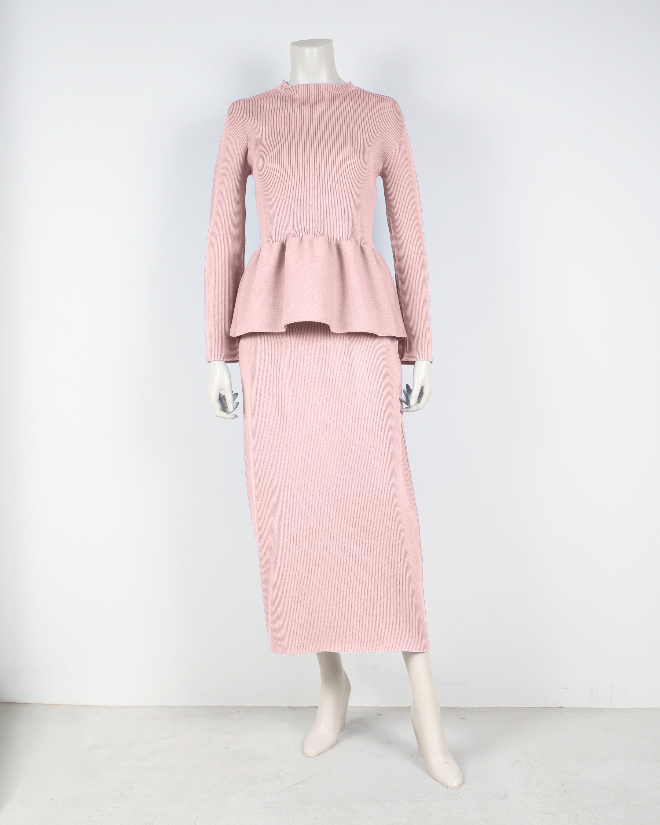 Long-sleeved peplum pullover x tight skirt