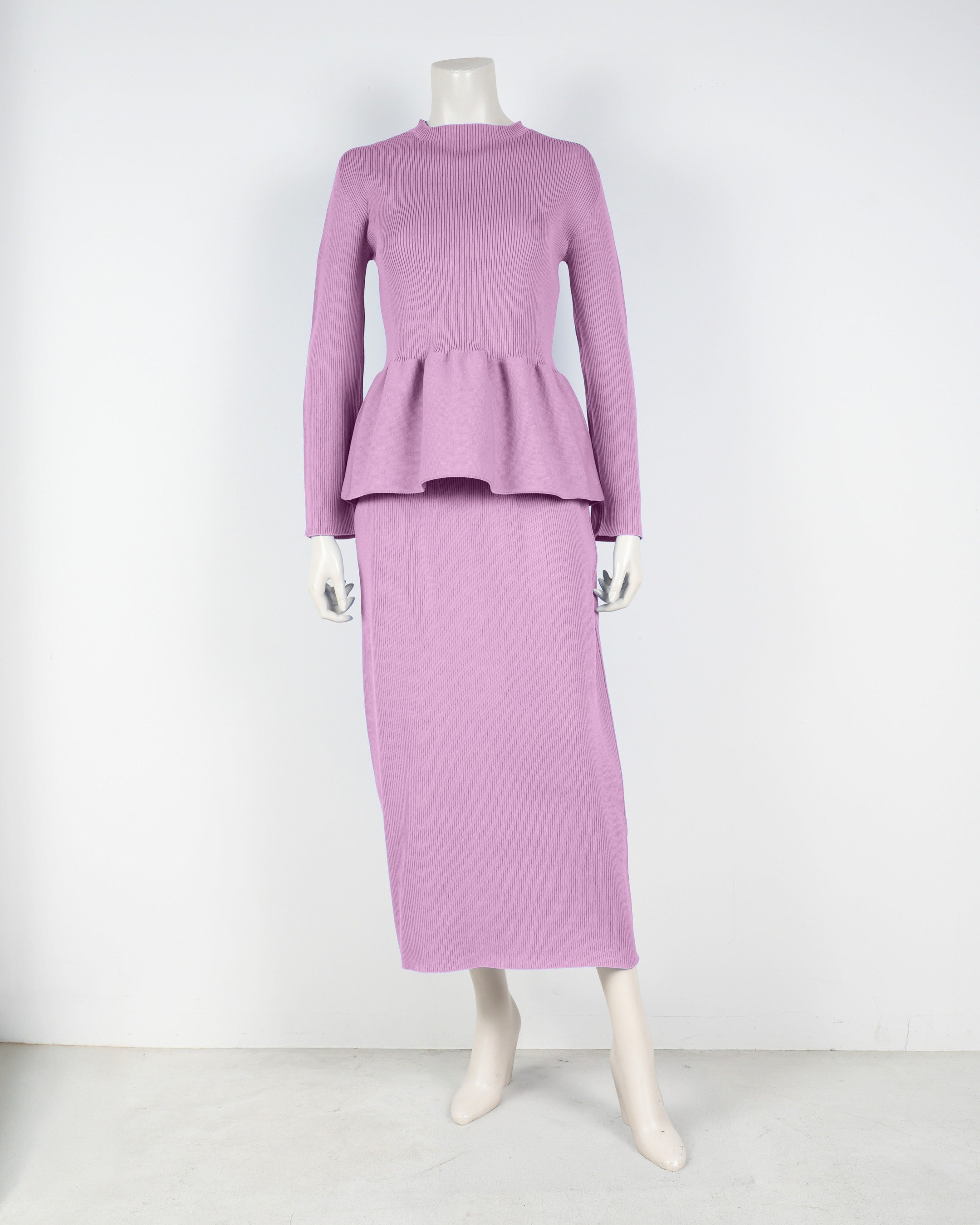Long-sleeved peplum pullover x tight skirt