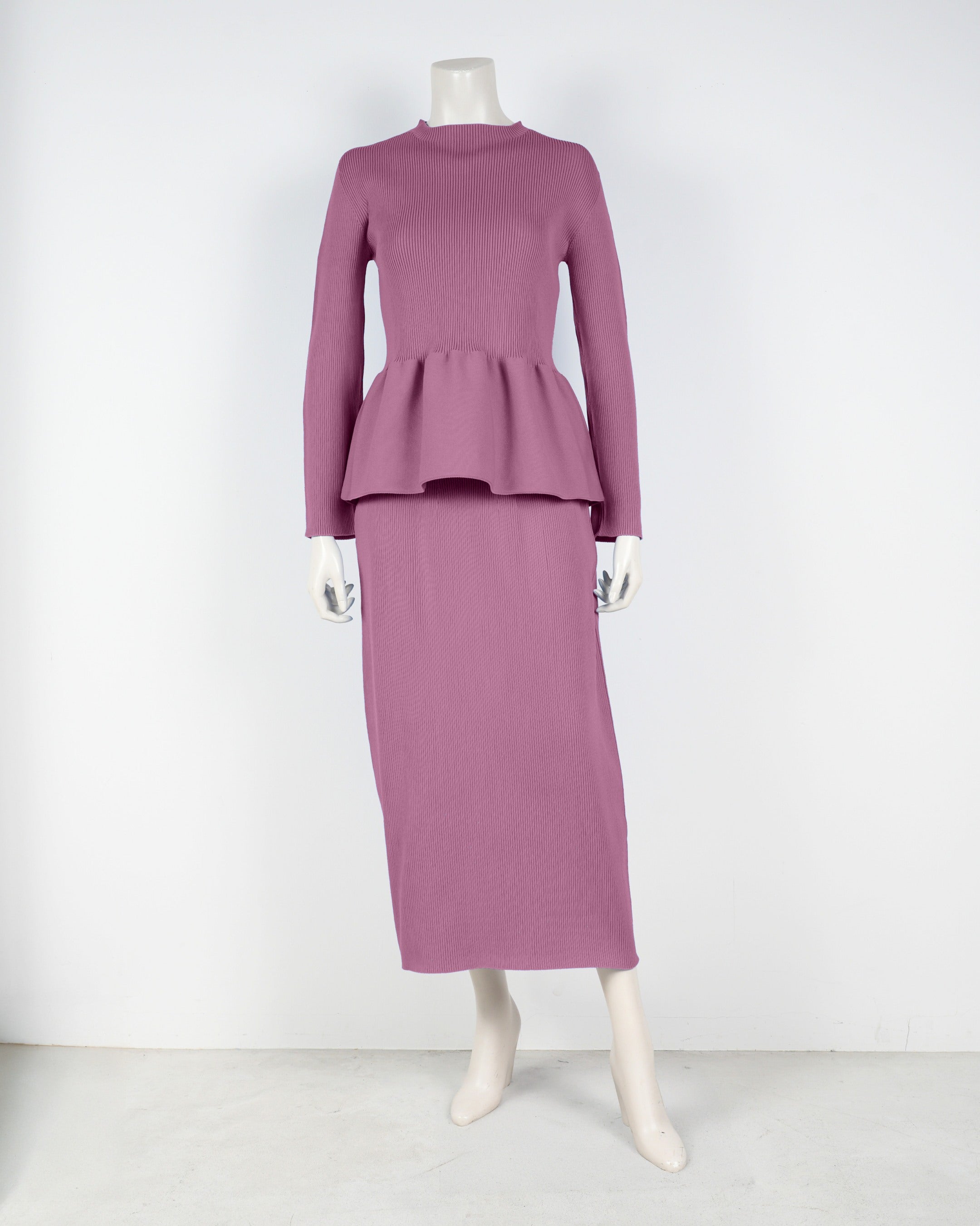 Long-sleeved peplum pullover x tight skirt