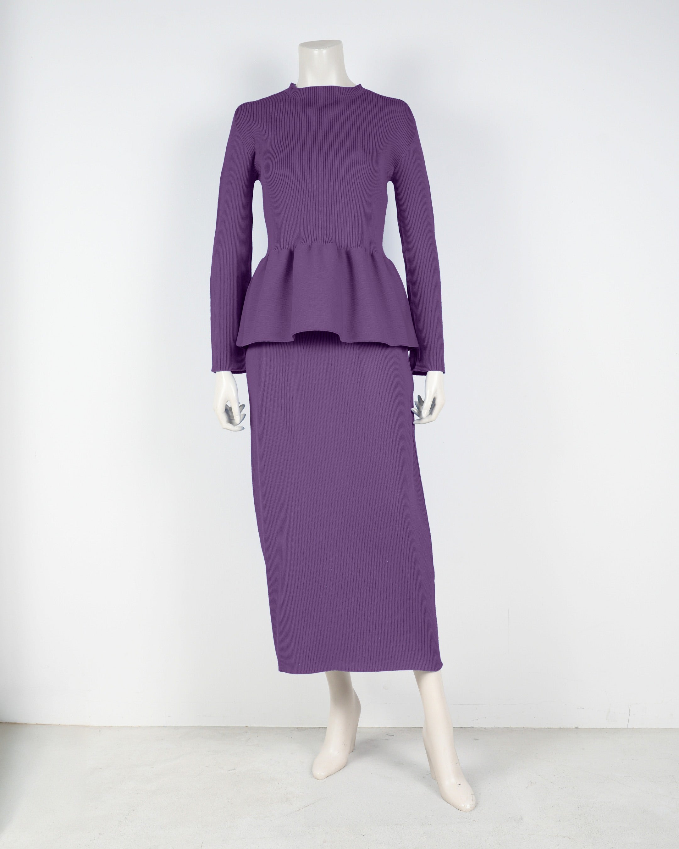 Long-sleeved peplum pullover x tight skirt