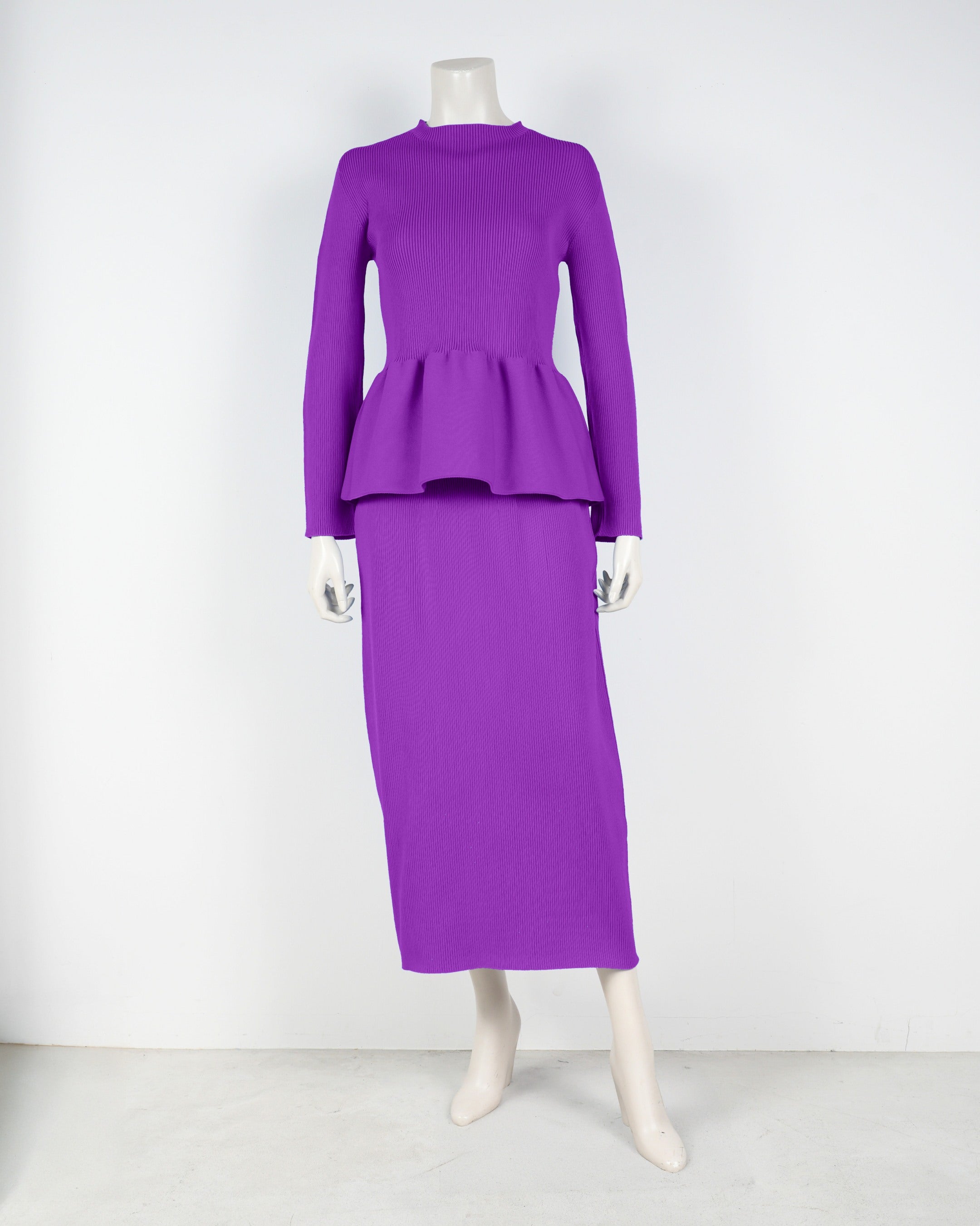 Long-sleeved peplum pullover x tight skirt