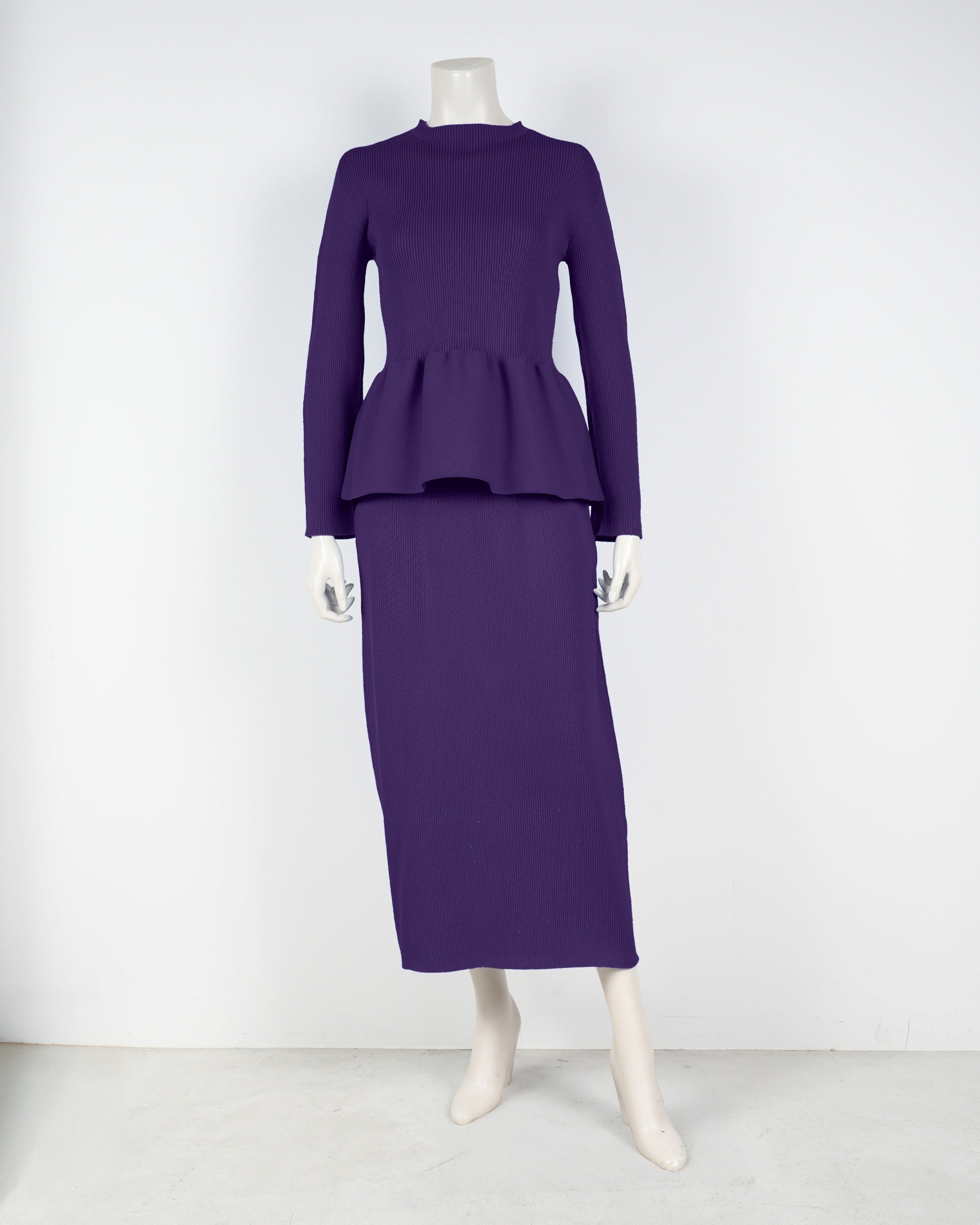 Long-sleeved peplum pullover x tight skirt
