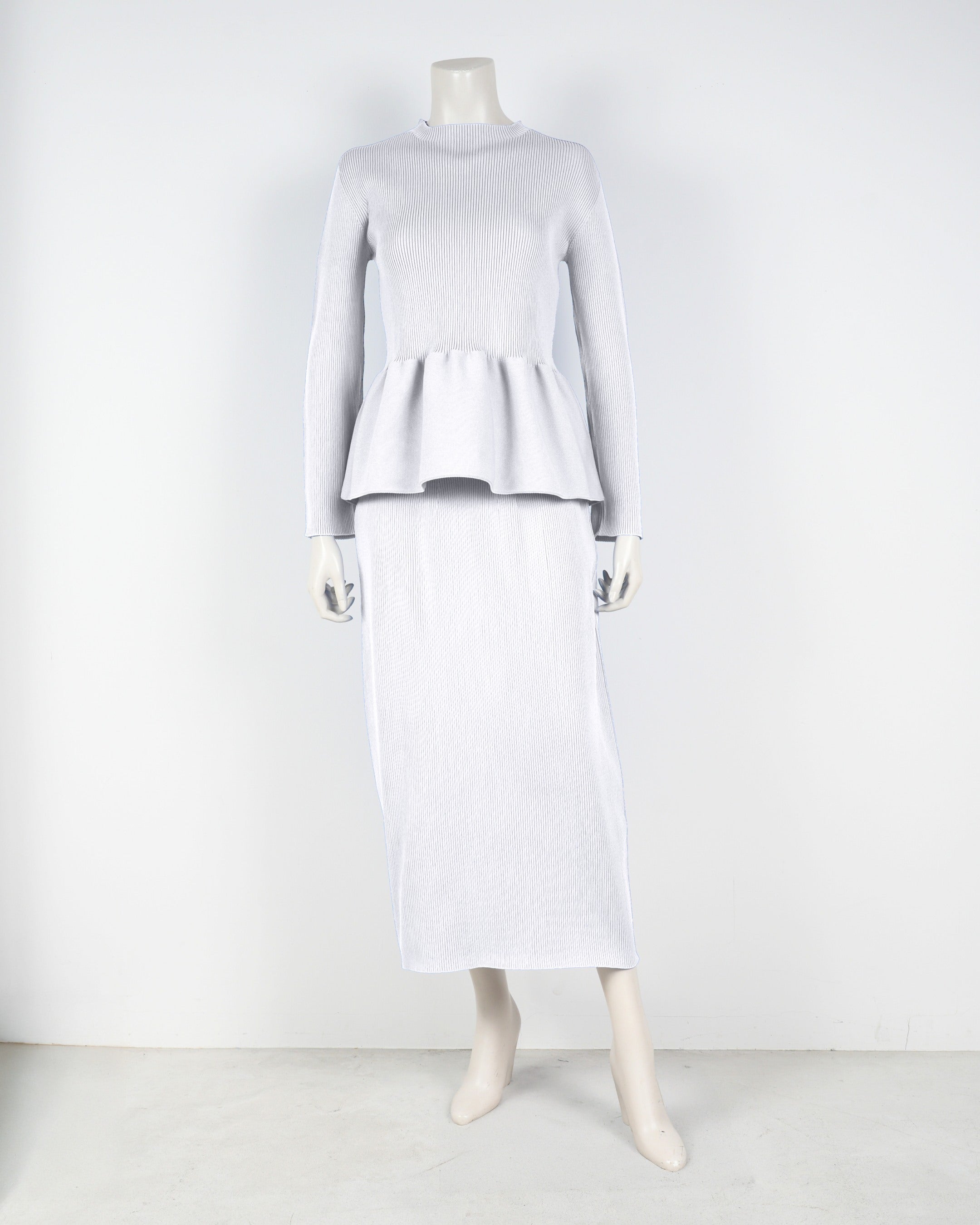 Long-sleeved peplum pullover x tight skirt