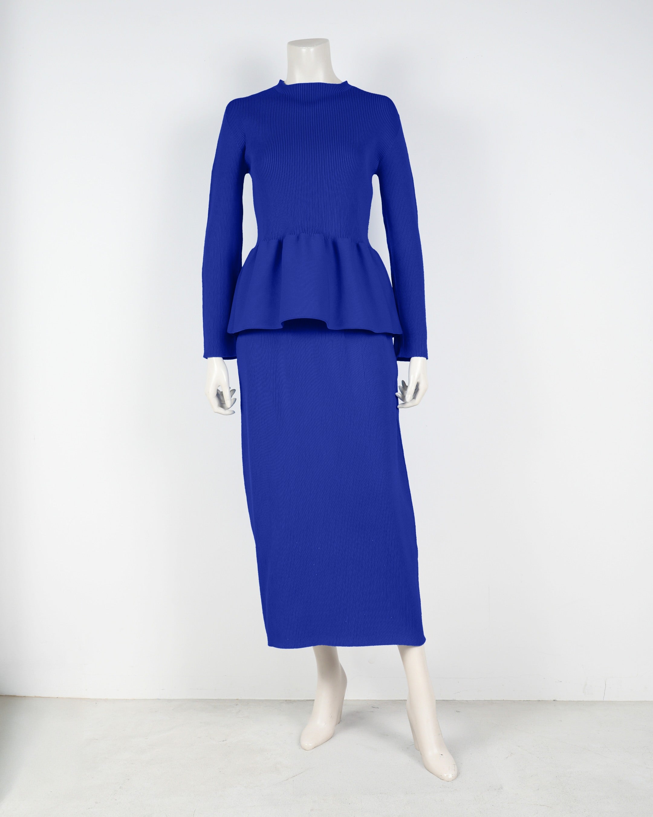 Long-sleeved peplum pullover x tight skirt