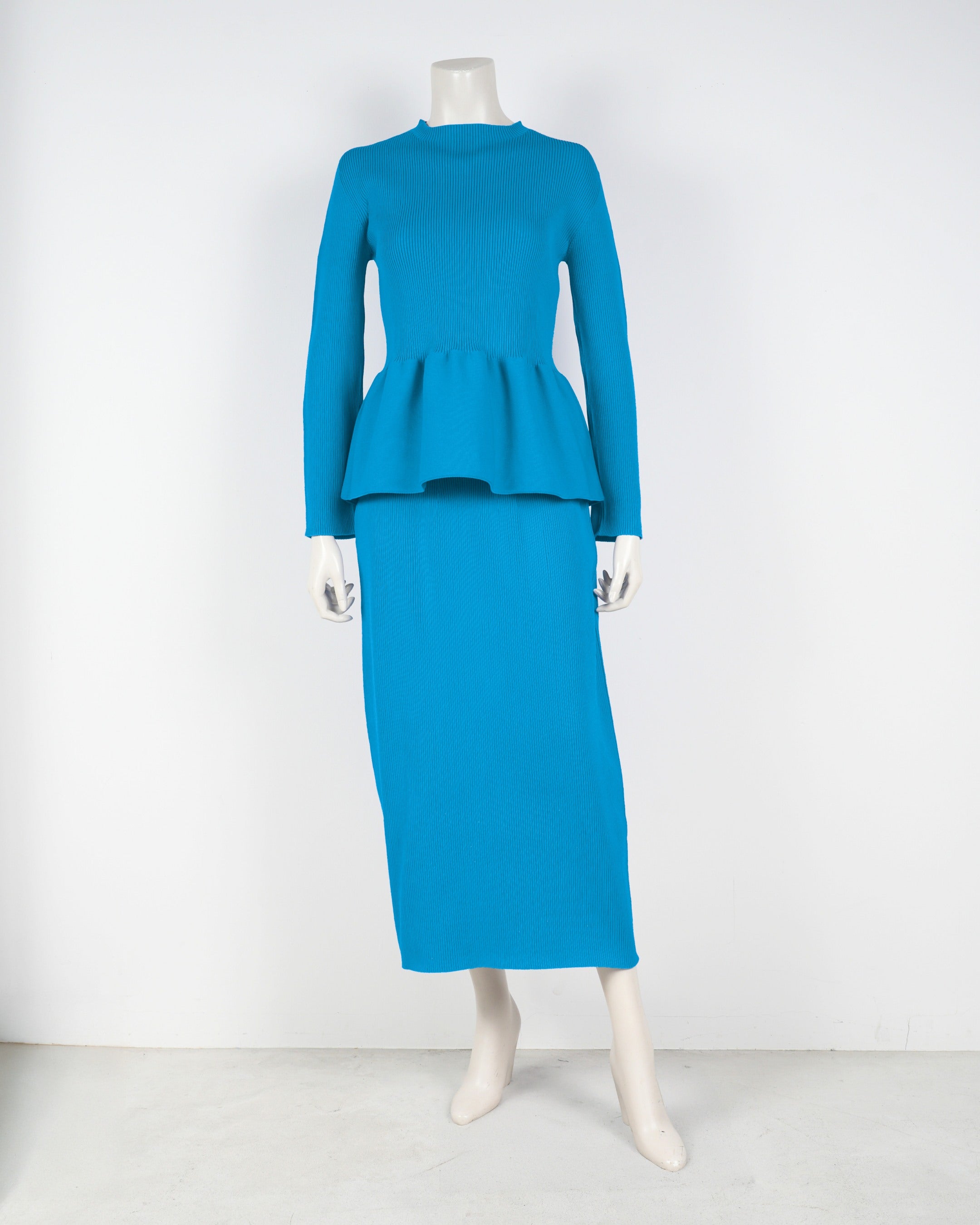 Long-sleeved peplum pullover x tight skirt