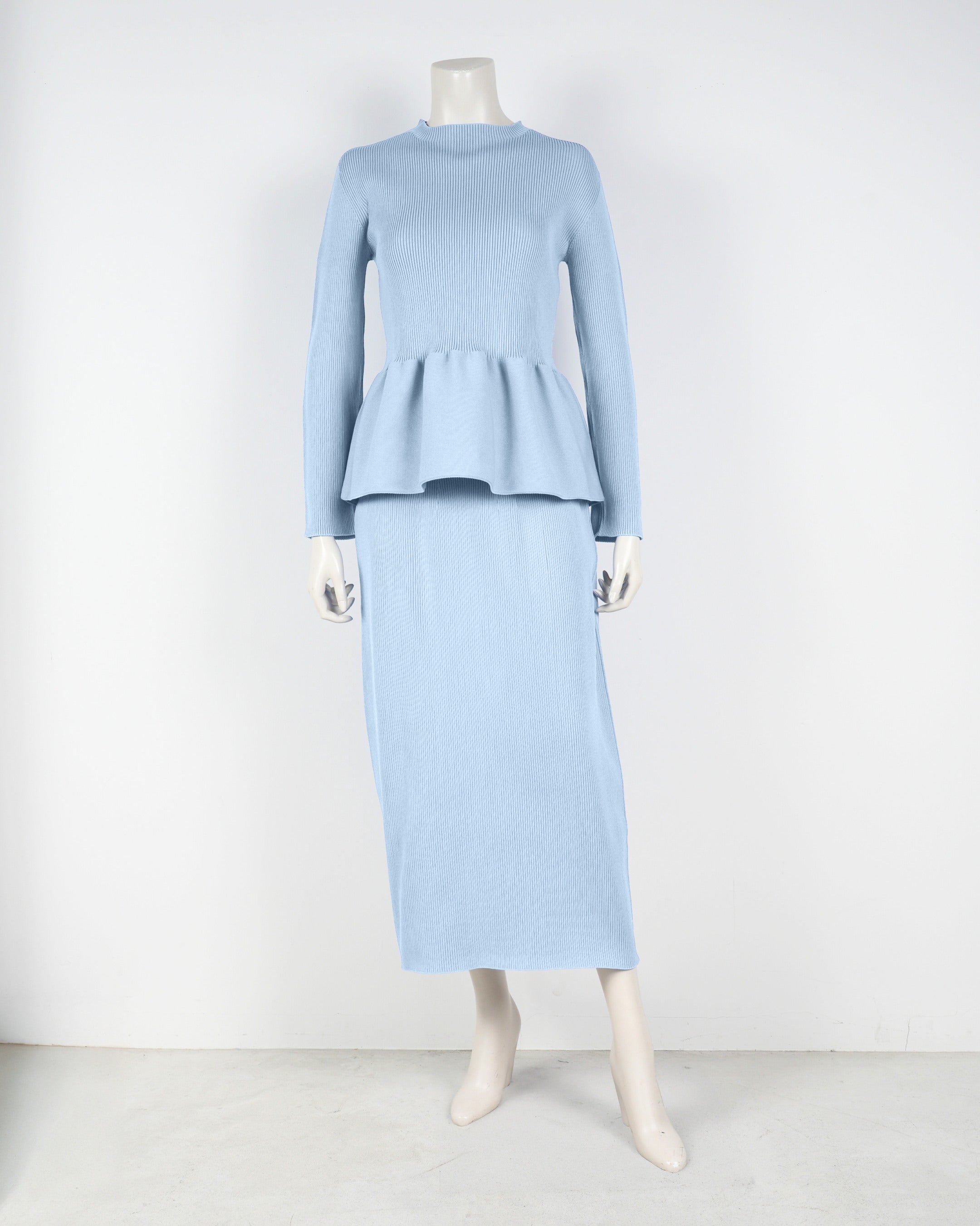 Long-sleeved peplum pullover x tight skirt