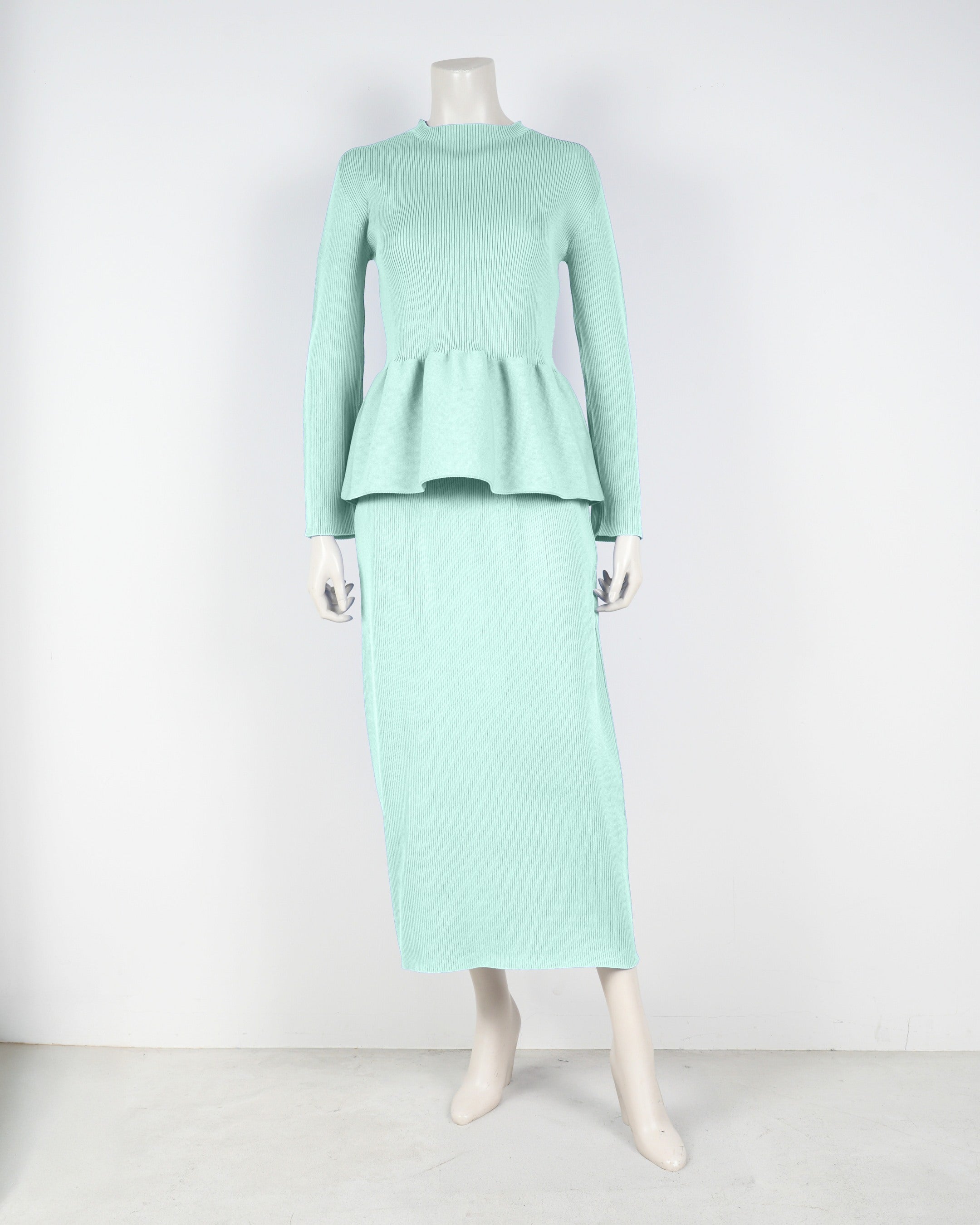 Long-sleeved peplum pullover x tight skirt