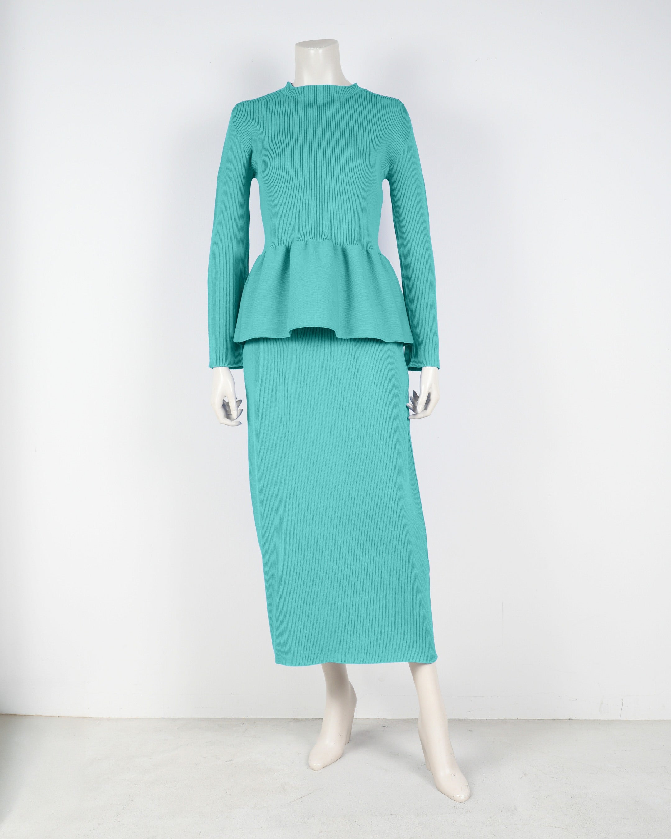 Long-sleeved peplum pullover x tight skirt