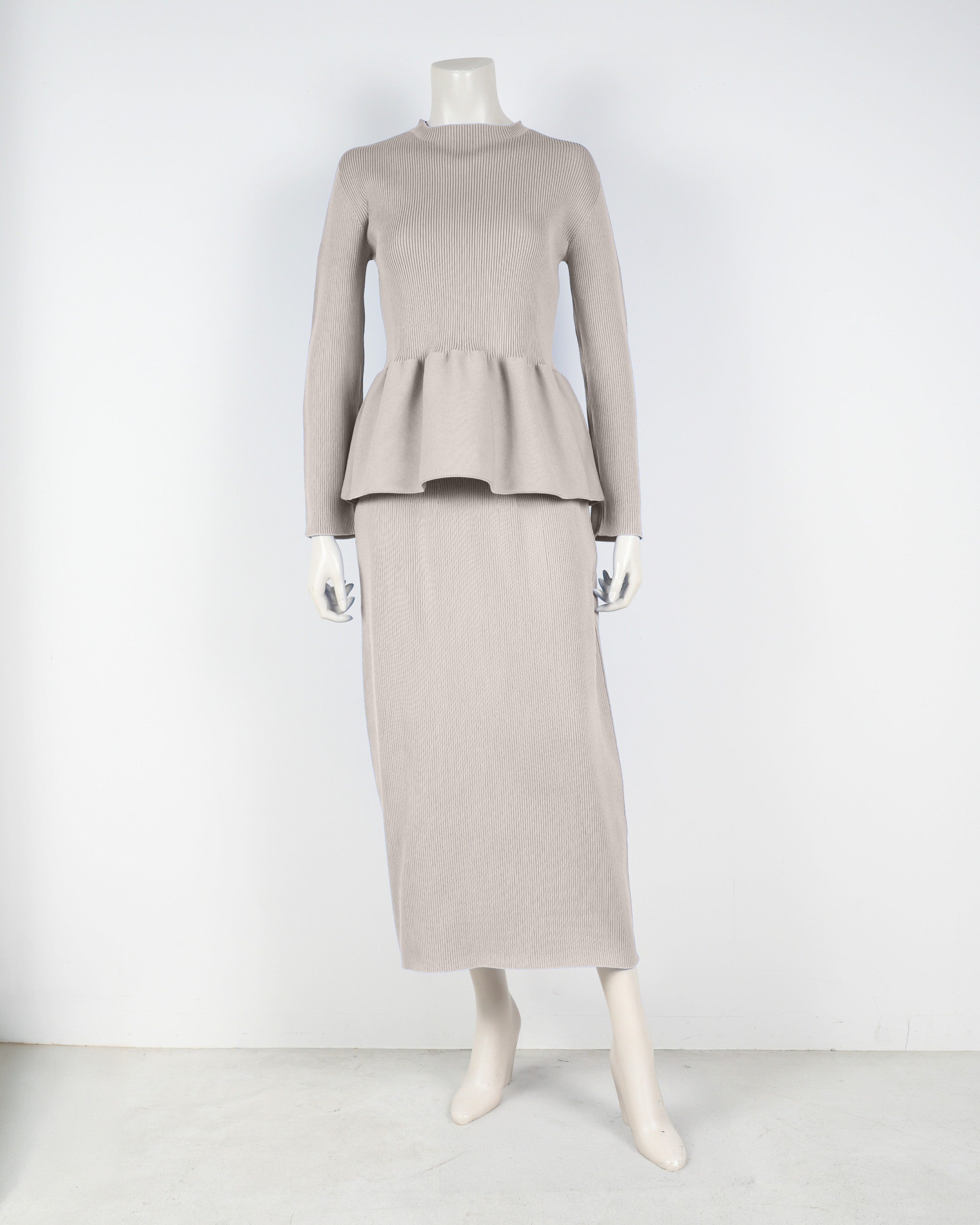 Long-sleeved peplum pullover x tight skirt