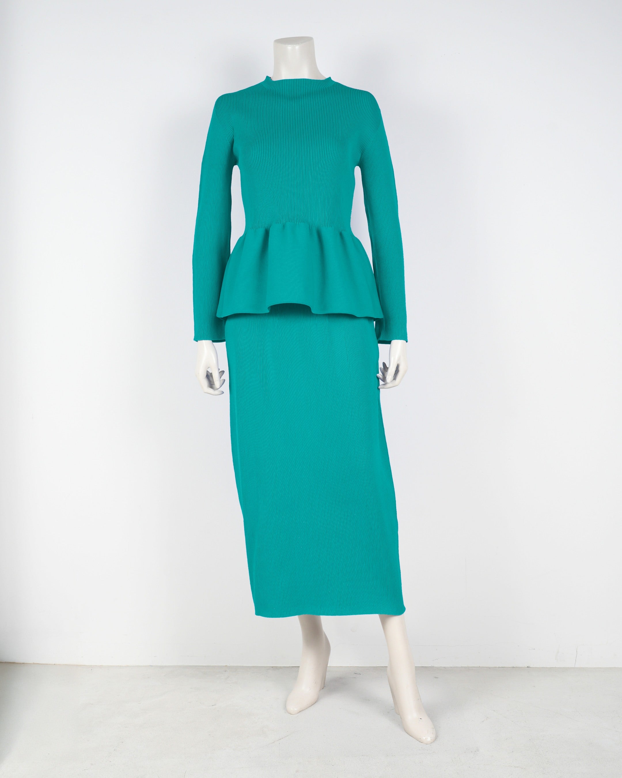 Long-sleeved peplum pullover x tight skirt