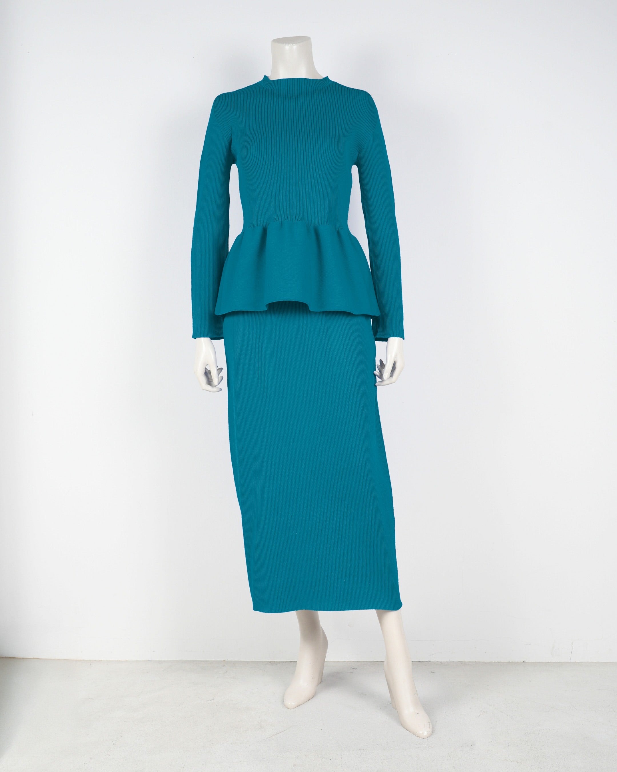 Long-sleeved peplum pullover x tight skirt
