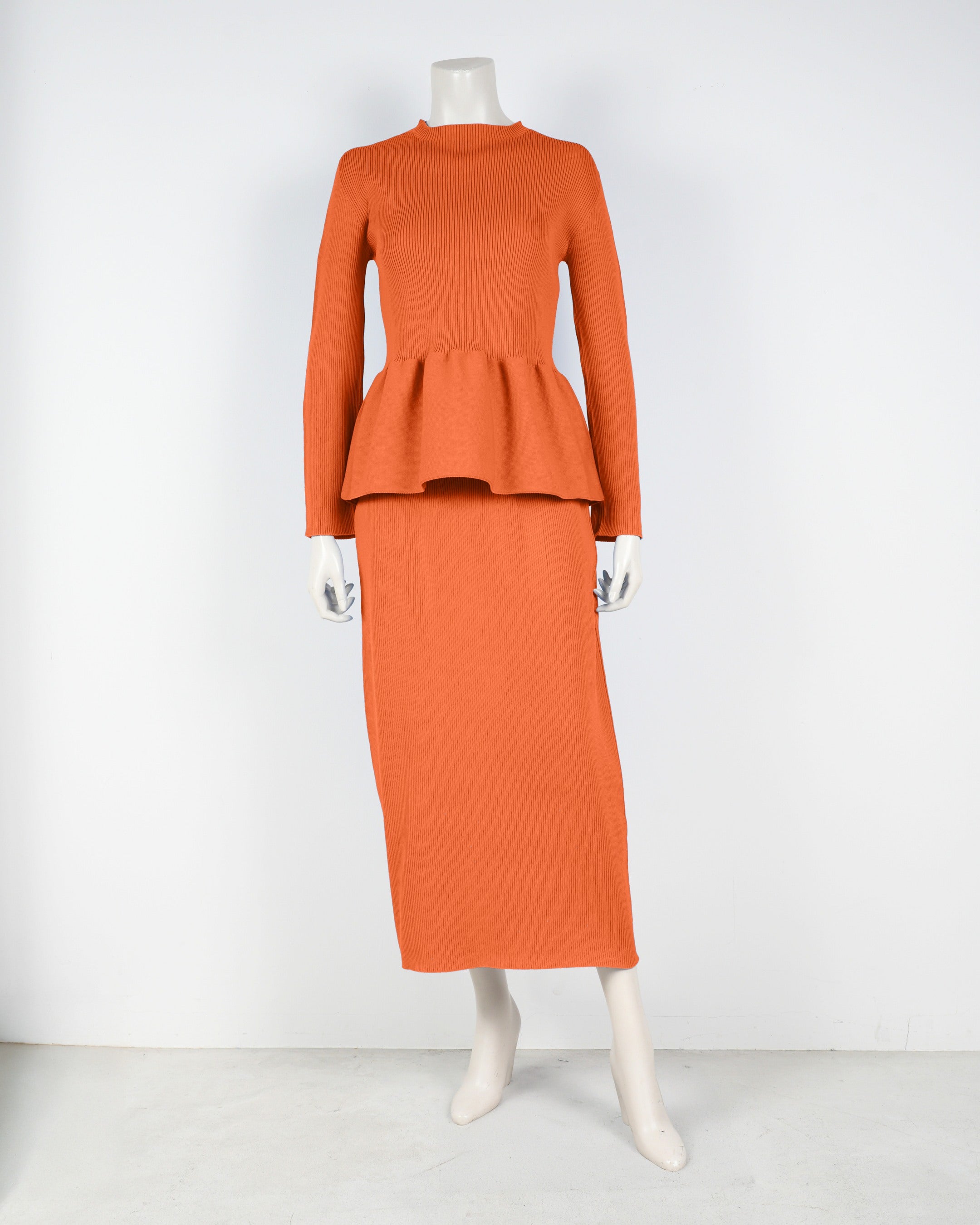 Long-sleeved peplum pullover x tight skirt