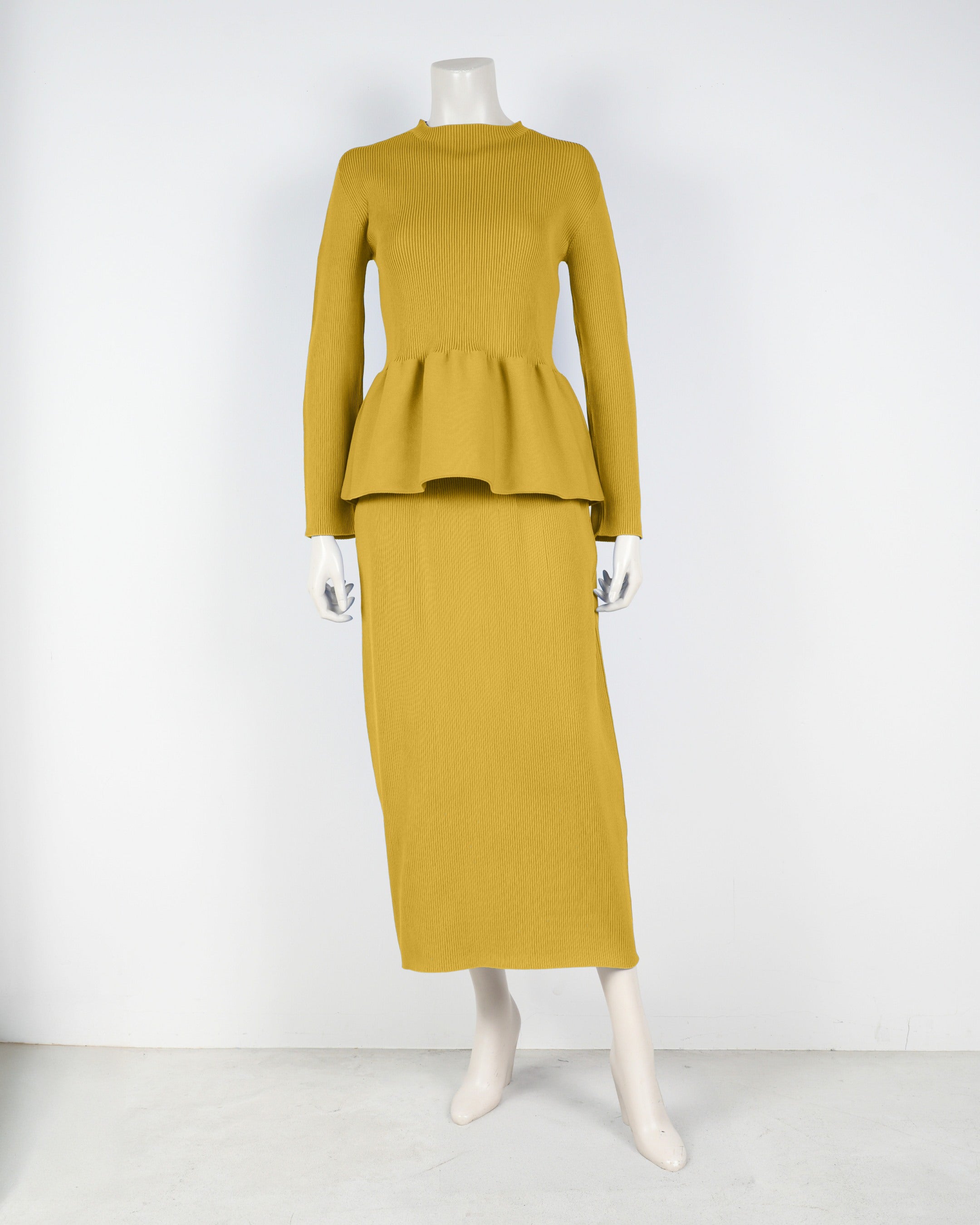 Long-sleeved peplum pullover x tight skirt