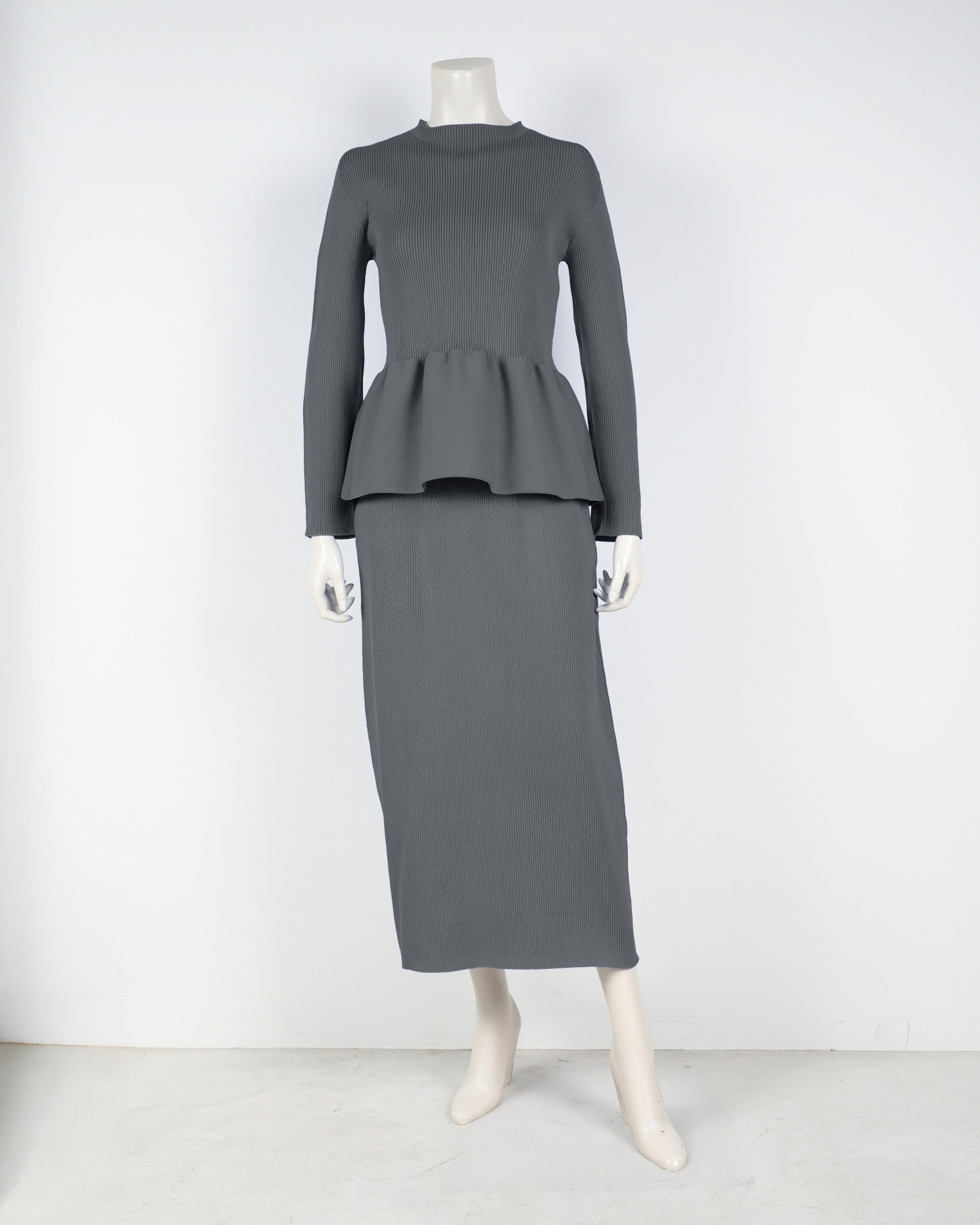 Long-sleeved peplum pullover x tight skirt