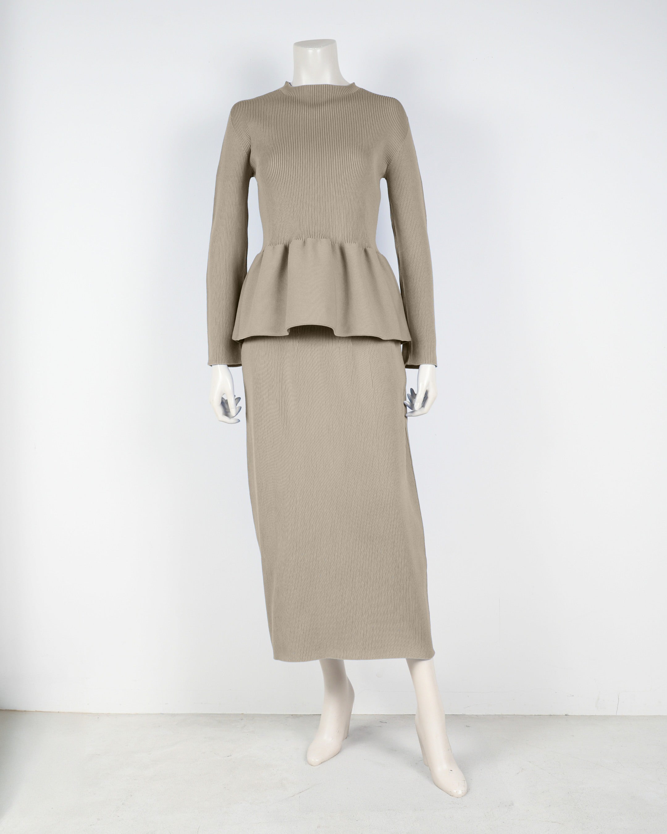 Long-sleeved peplum pullover x tight skirt