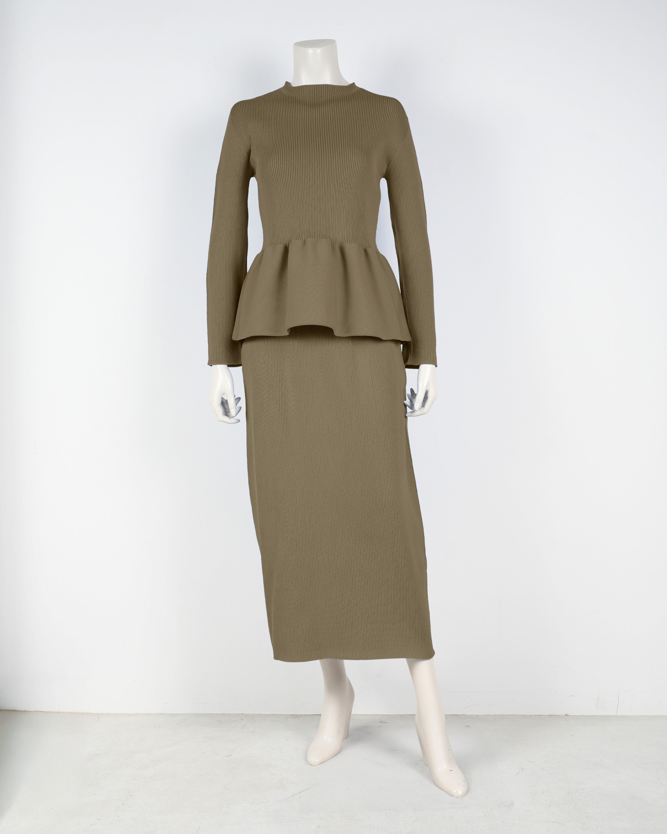 Long-sleeved peplum pullover x tight skirt