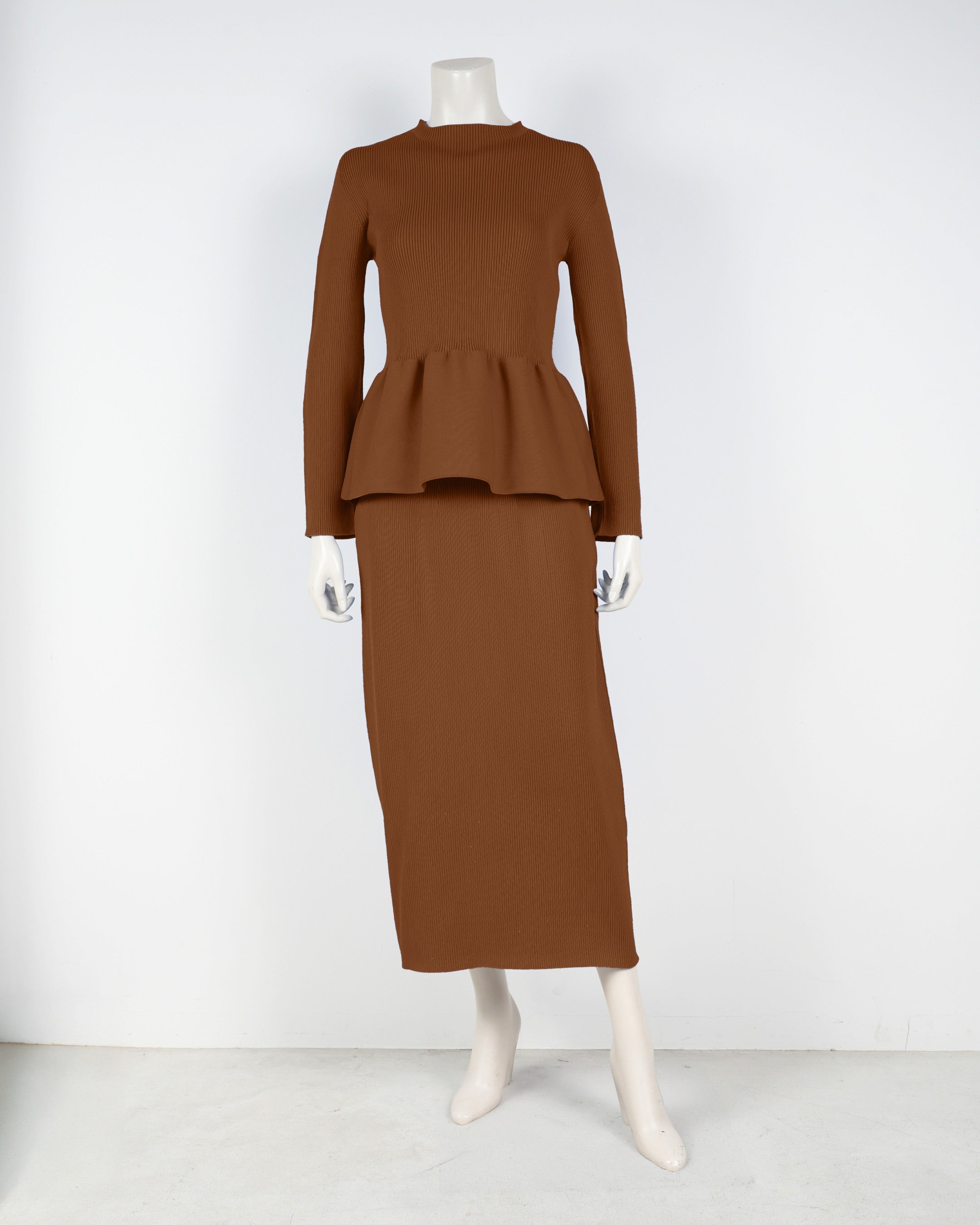 Long-sleeved peplum pullover x tight skirt