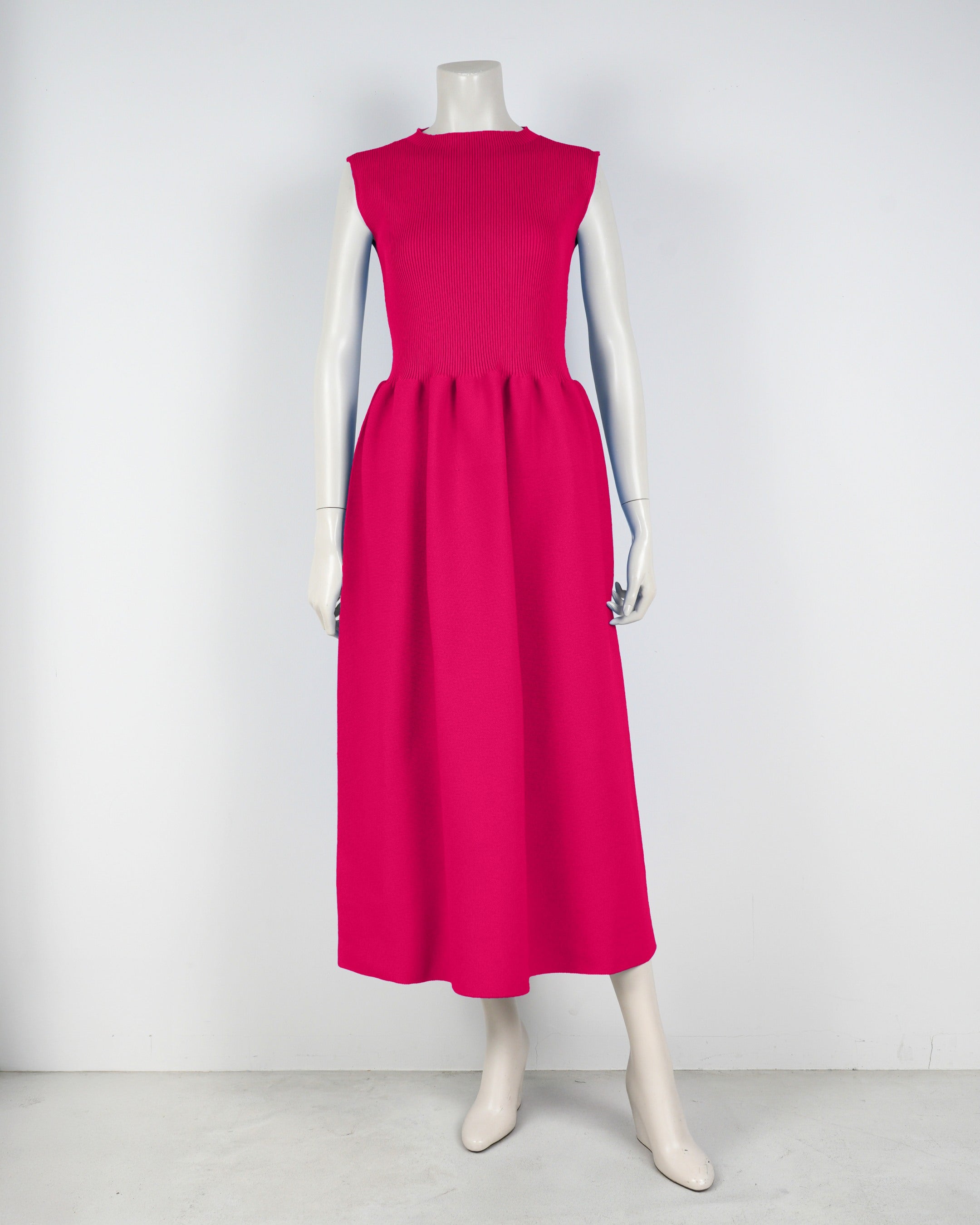 sleeveless dress