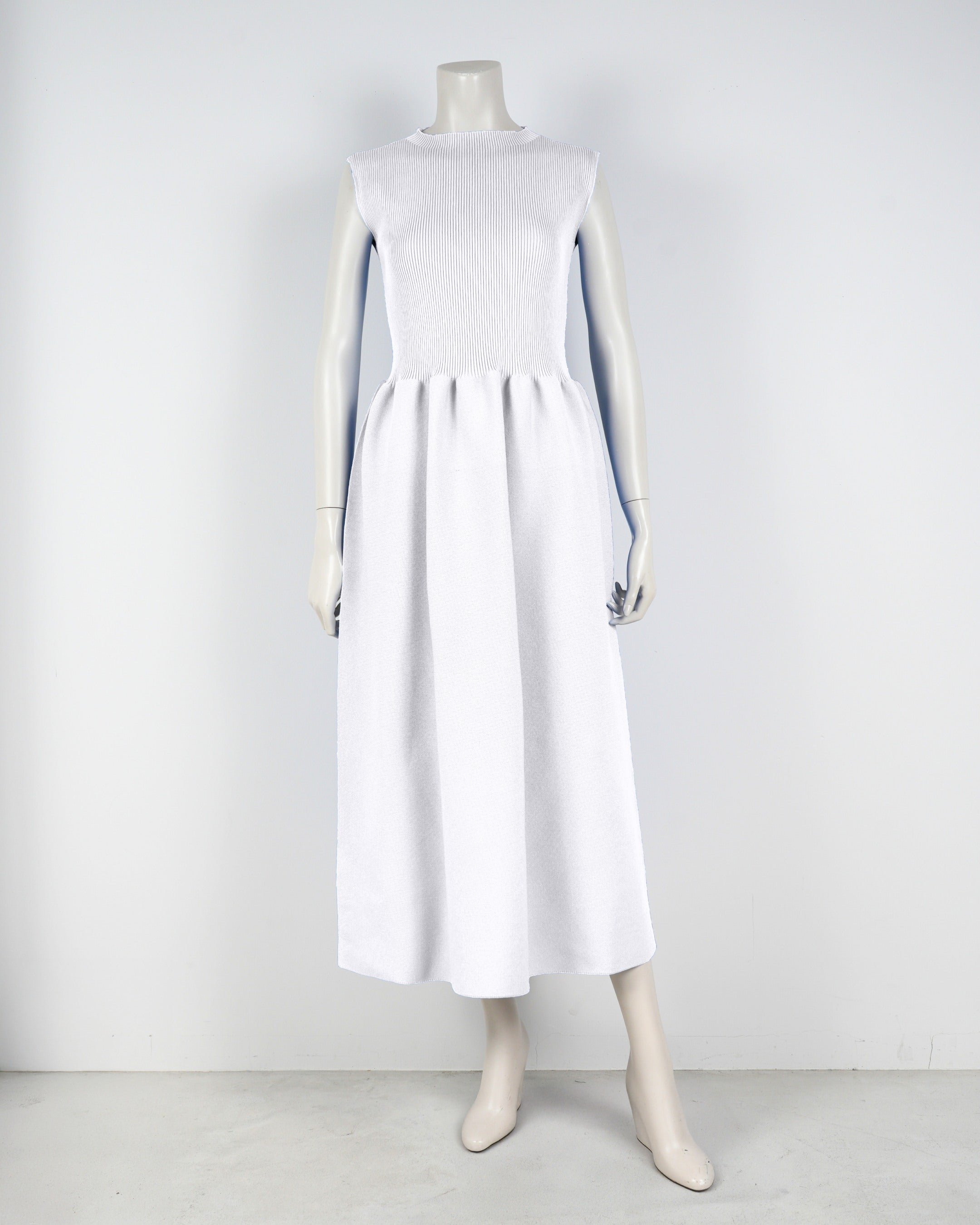 sleeveless dress