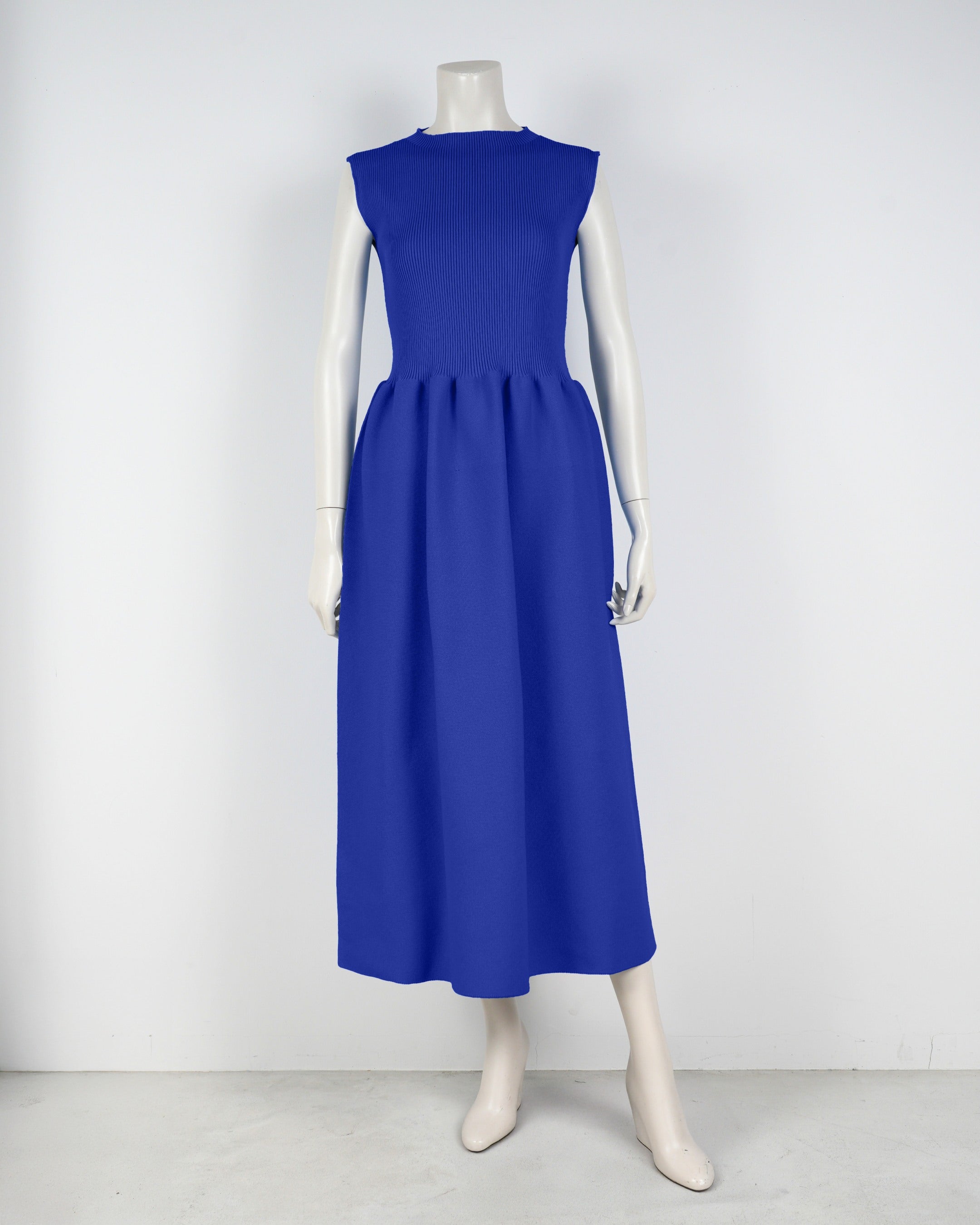 sleeveless dress