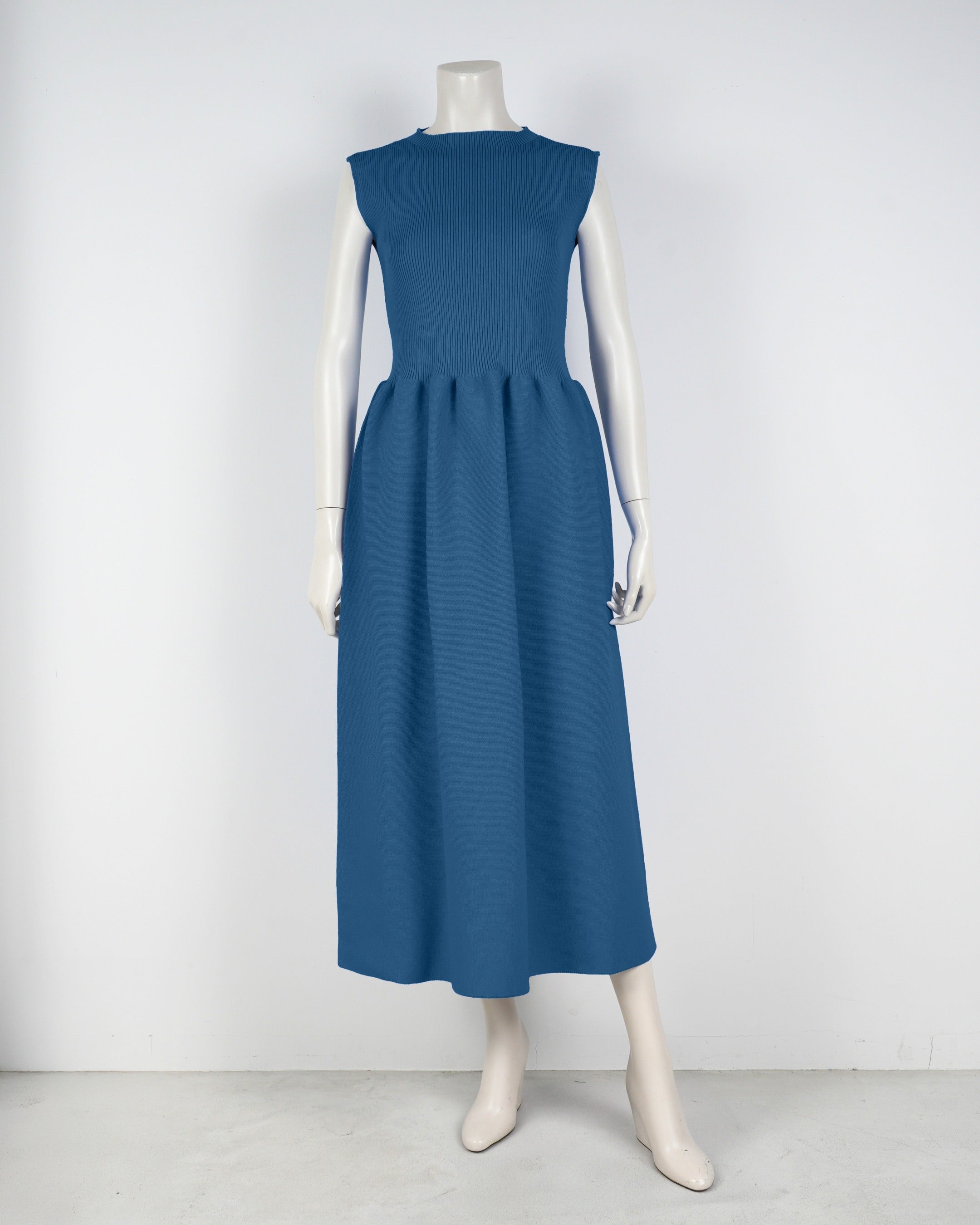 sleeveless dress