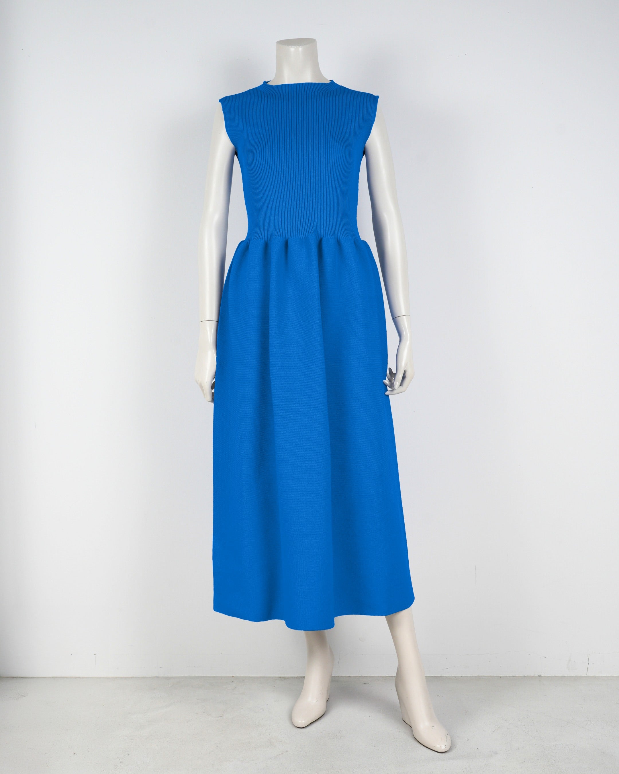 sleeveless dress