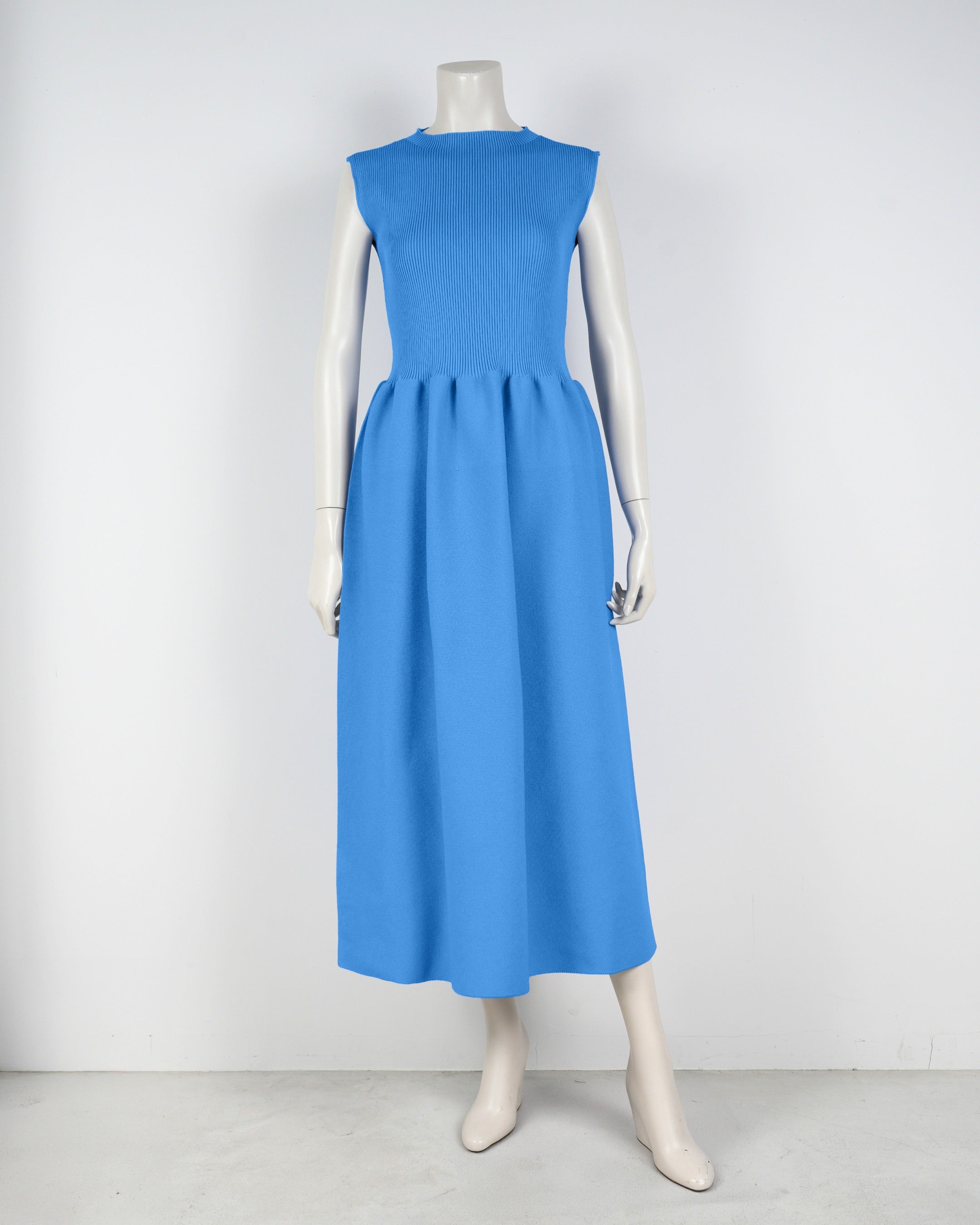 sleeveless dress