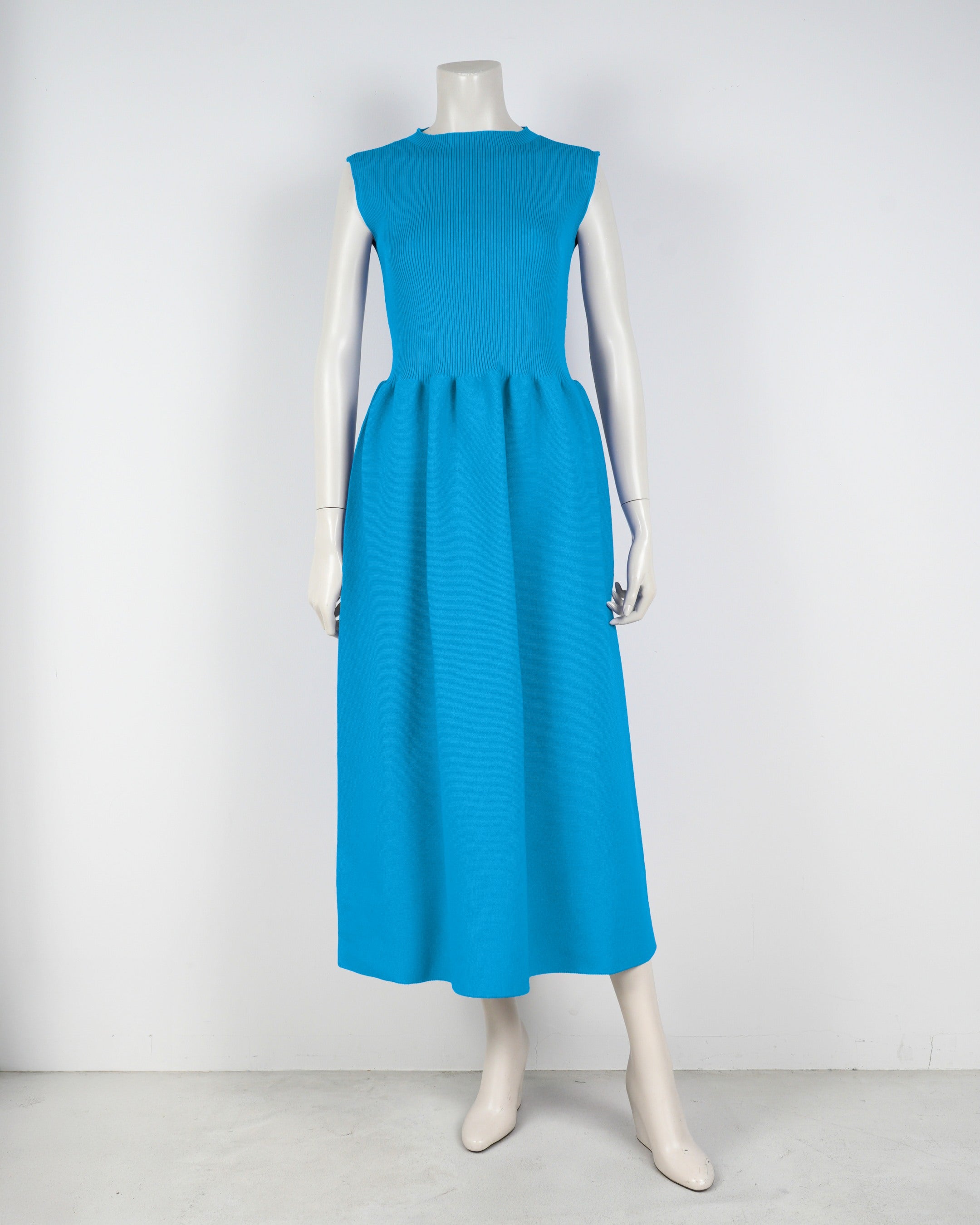 sleeveless dress
