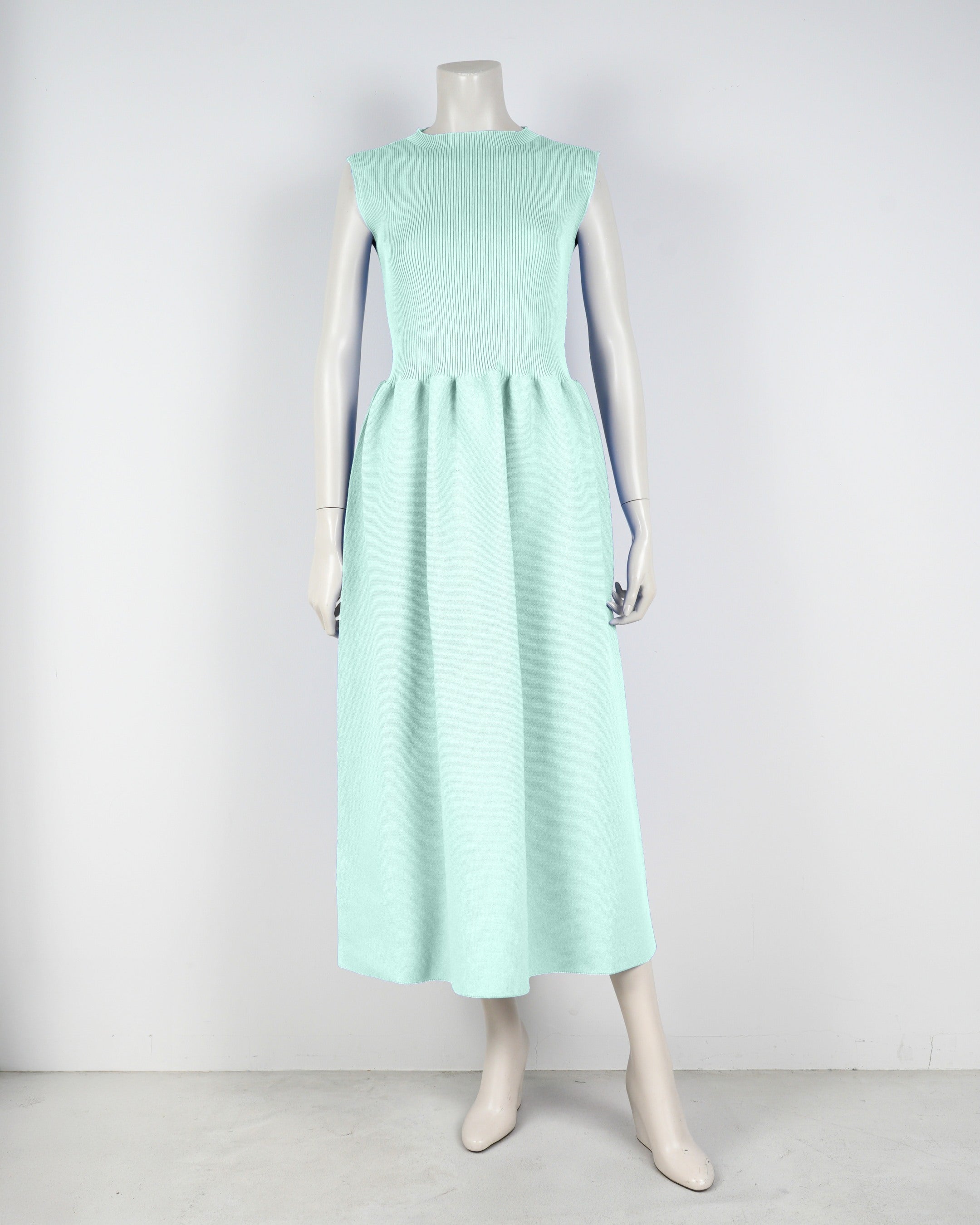 sleeveless dress