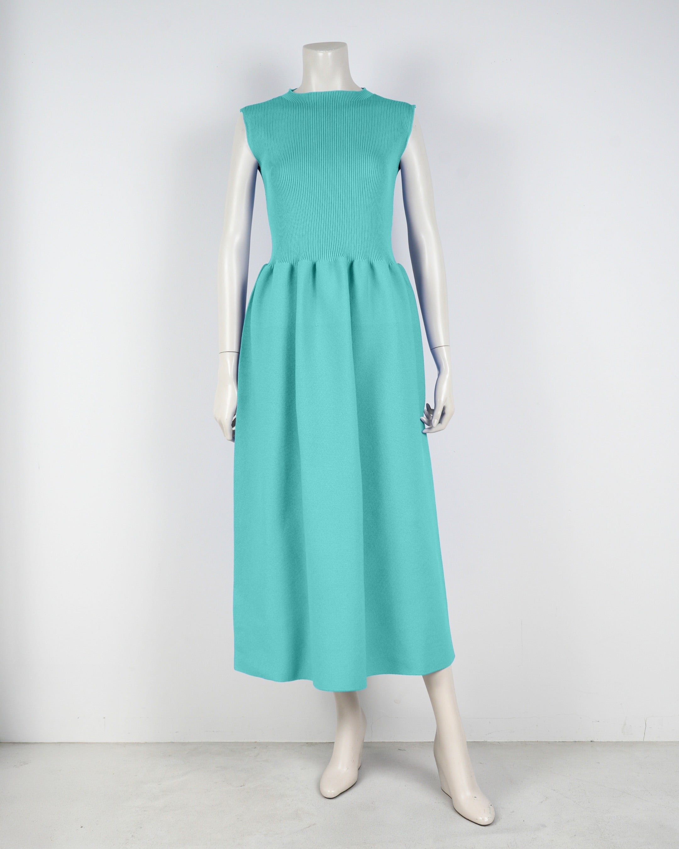 sleeveless dress