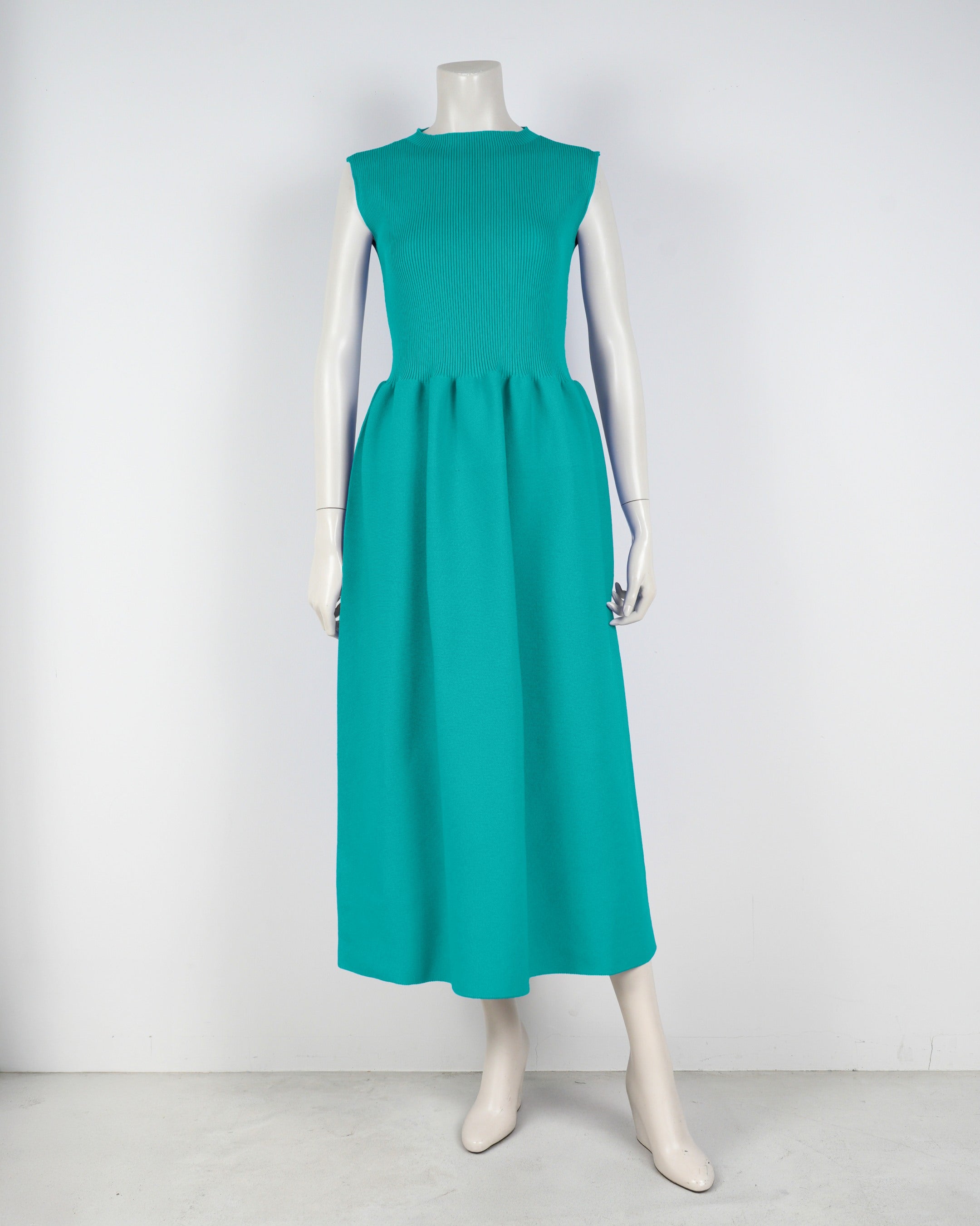 sleeveless dress
