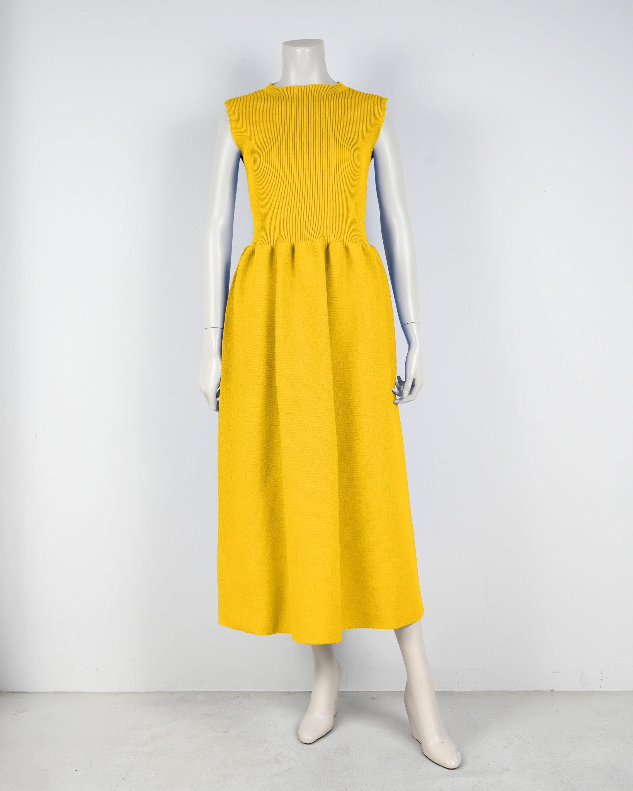 sleeveless dress