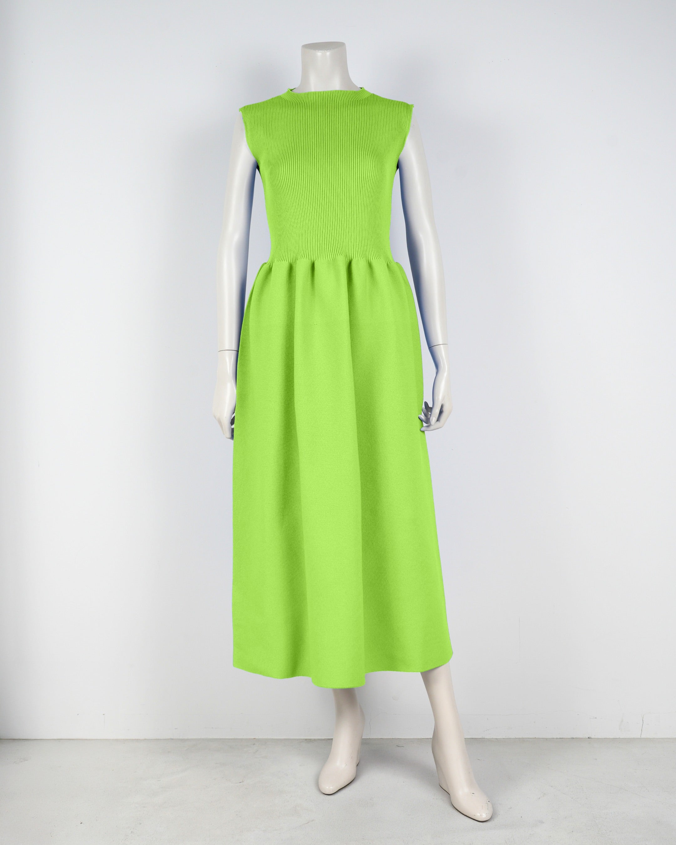 sleeveless dress