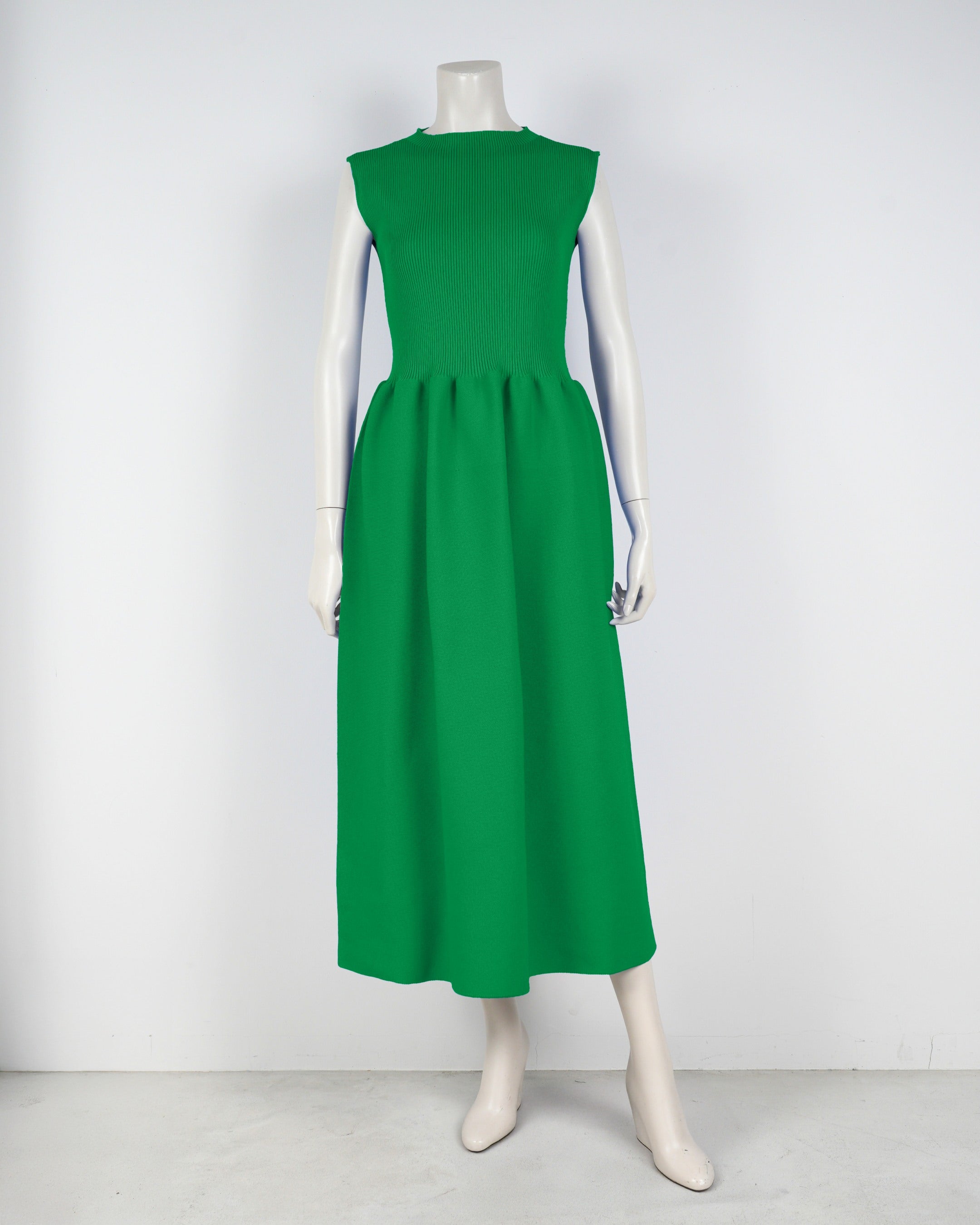 sleeveless dress