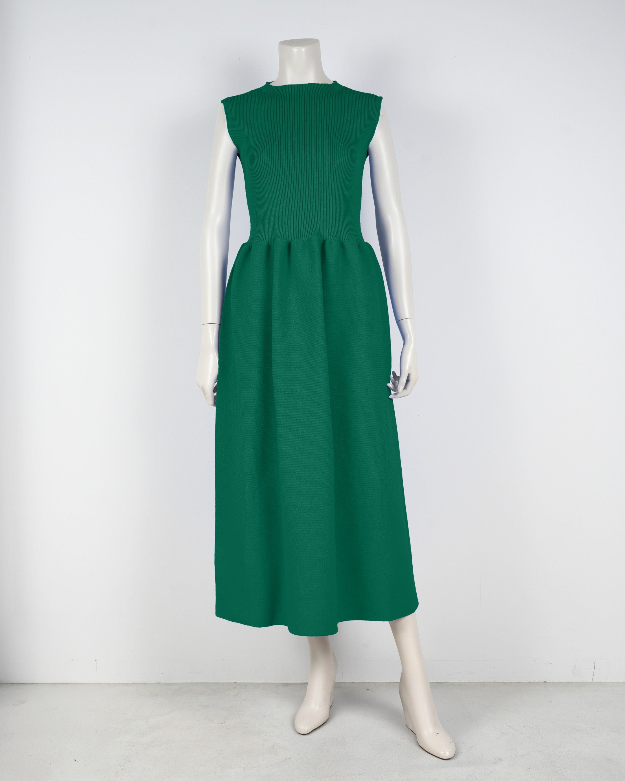 sleeveless dress