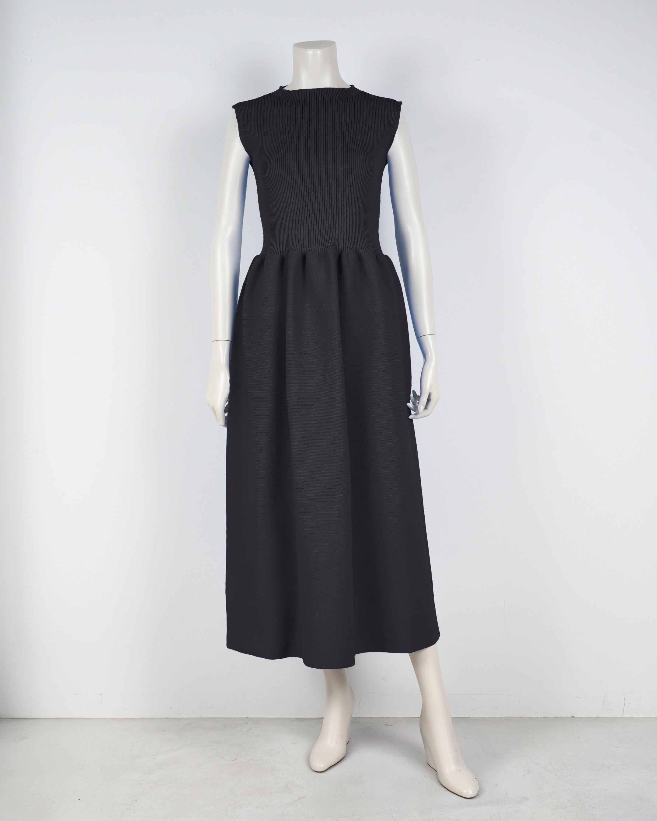 sleeveless dress