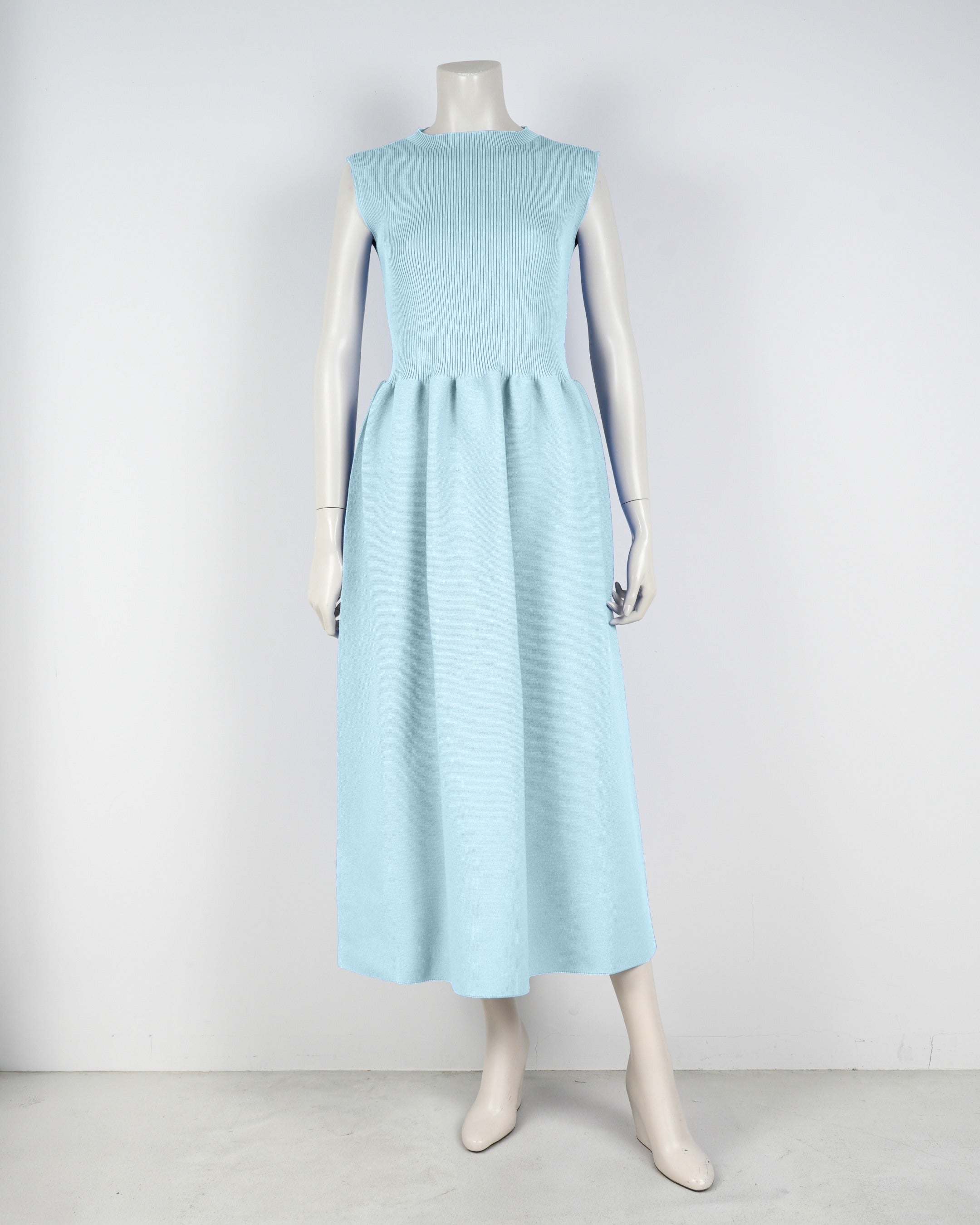 sleeveless dress