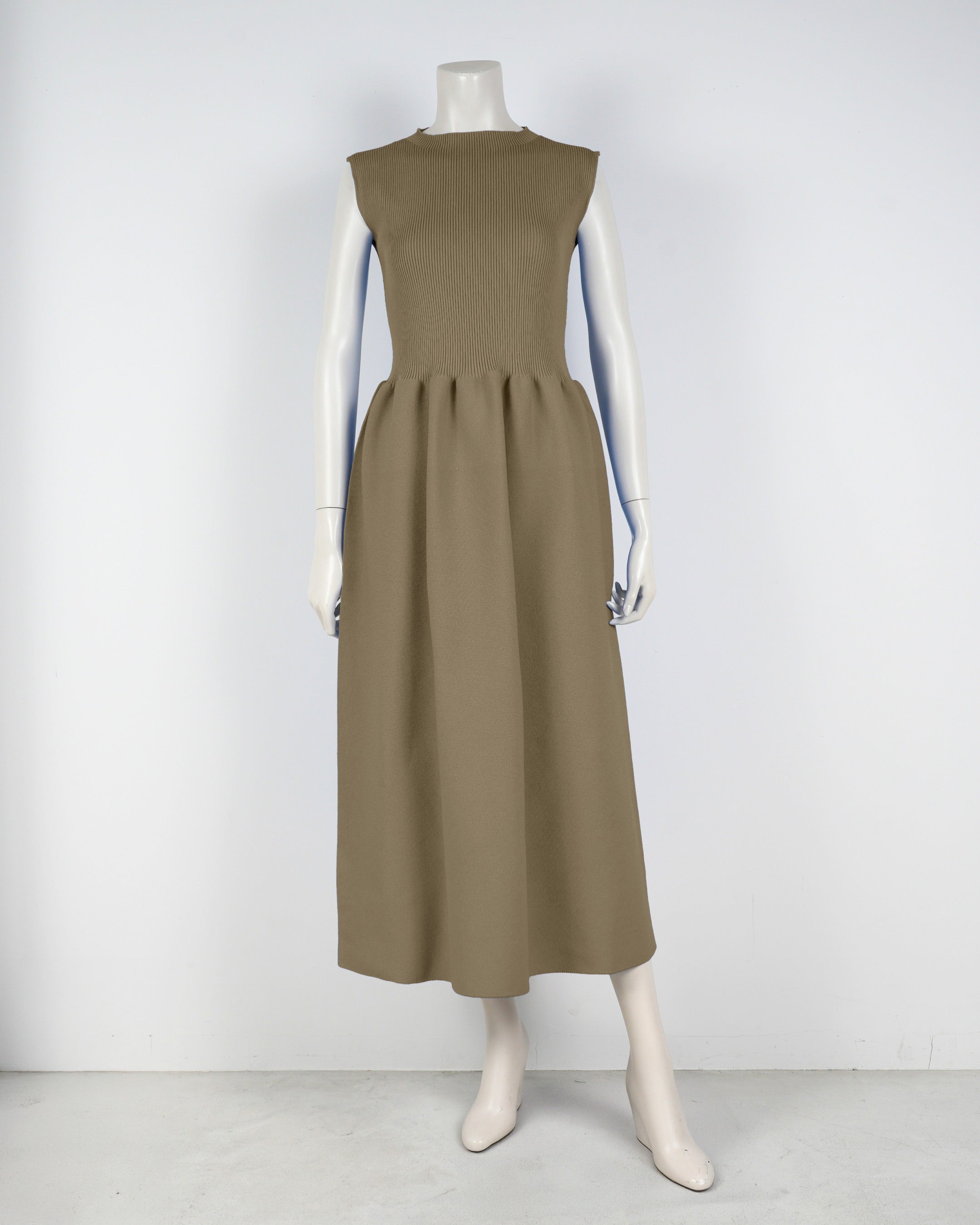sleeveless dress