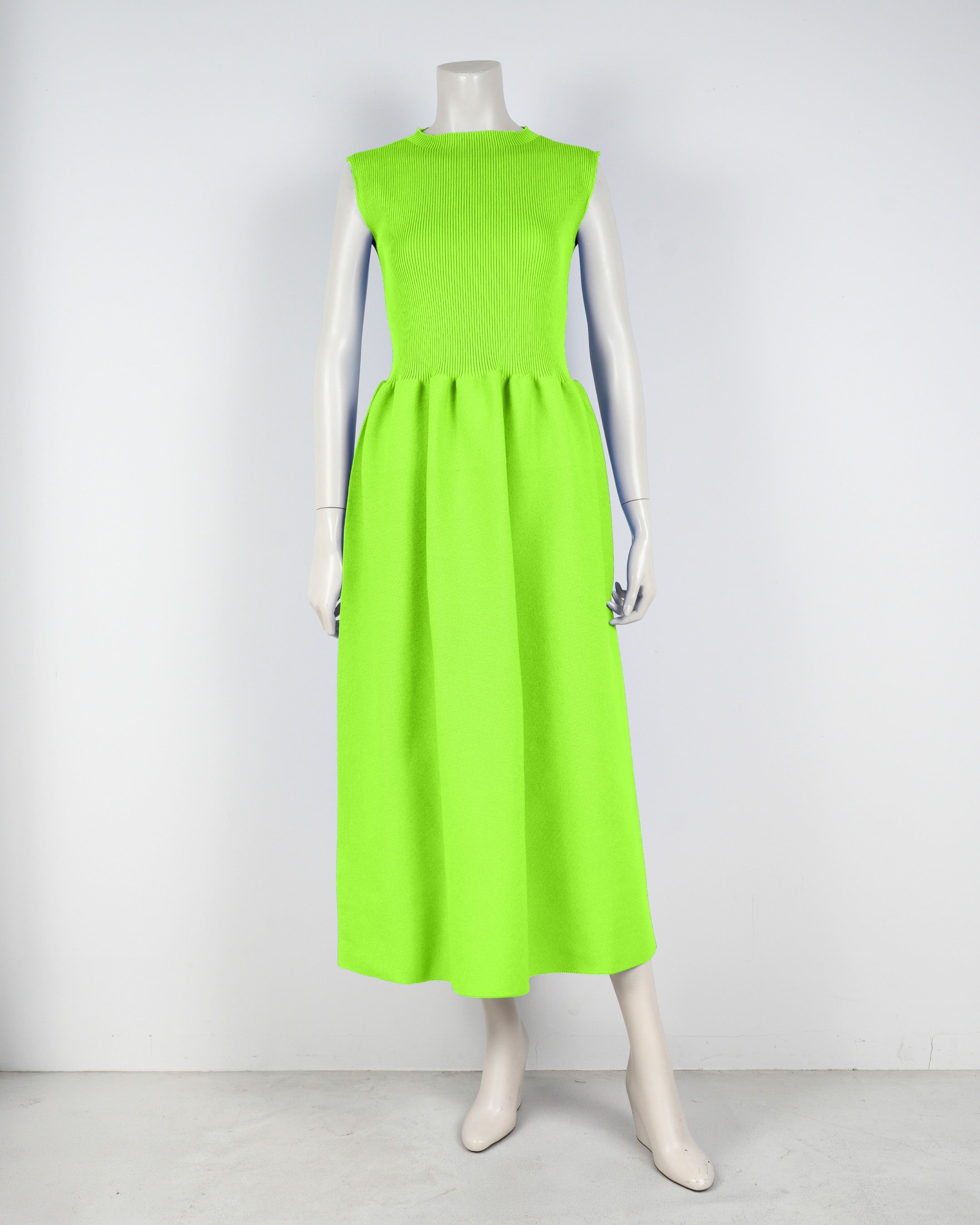 sleeveless dress