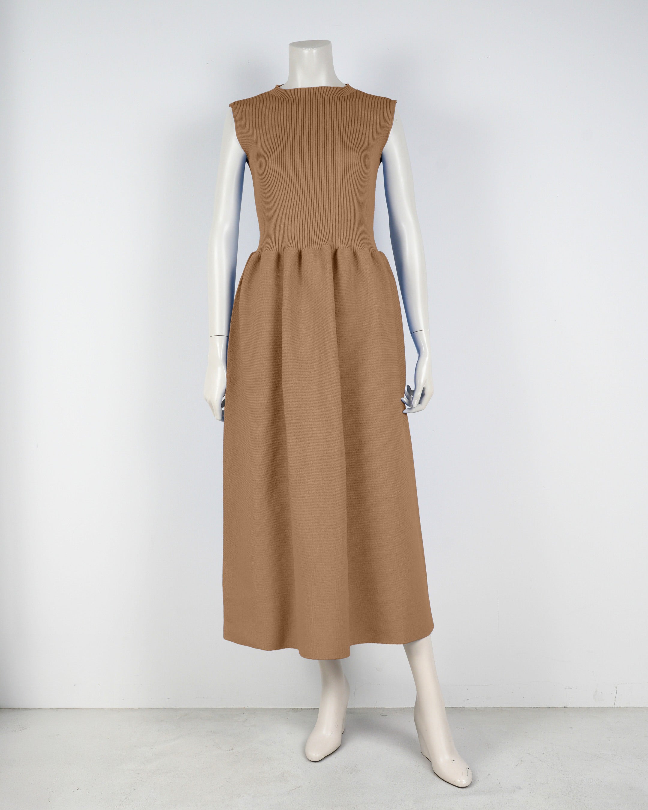 sleeveless dress