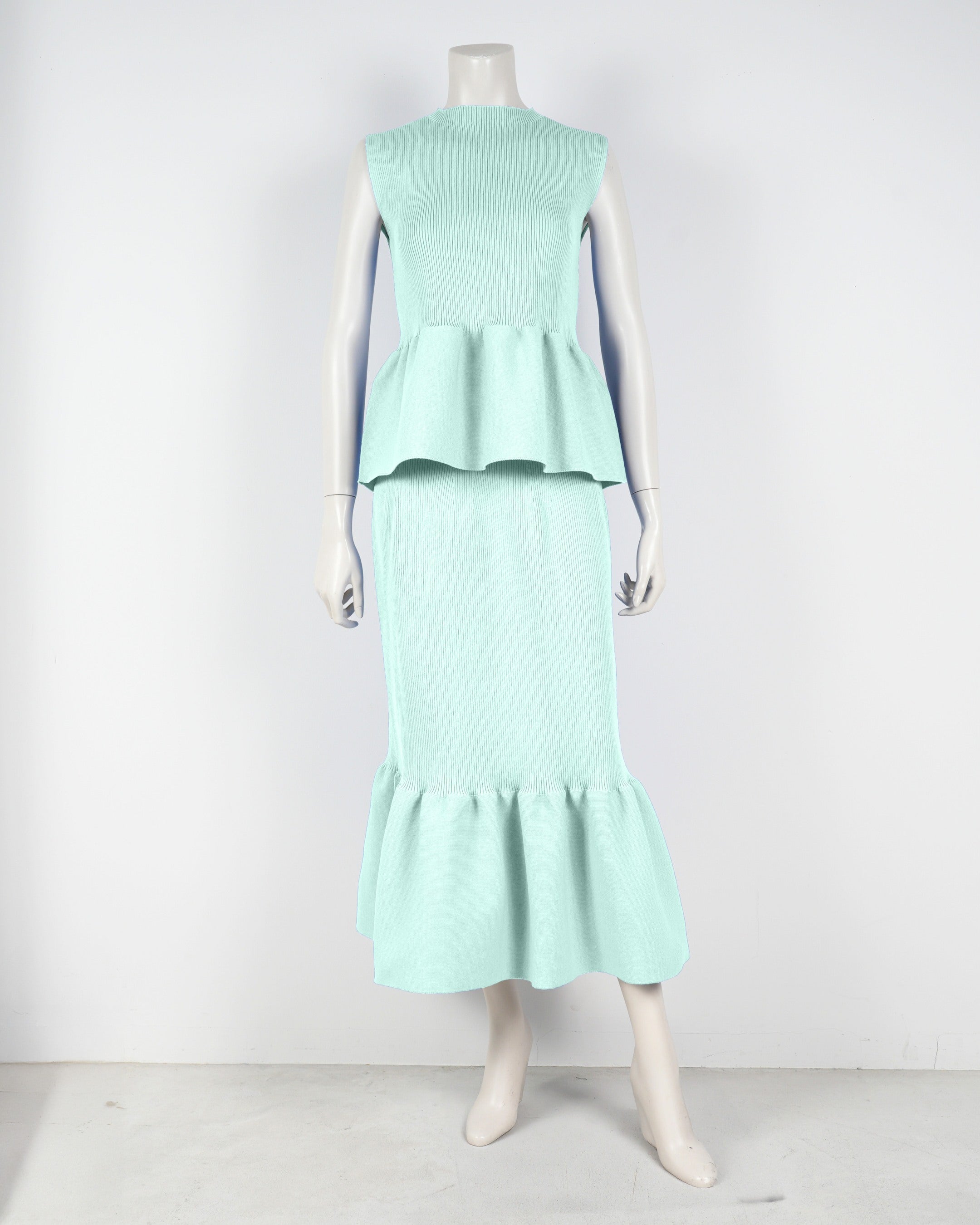 Sleeveless peplum pullover x mermaid skirt
