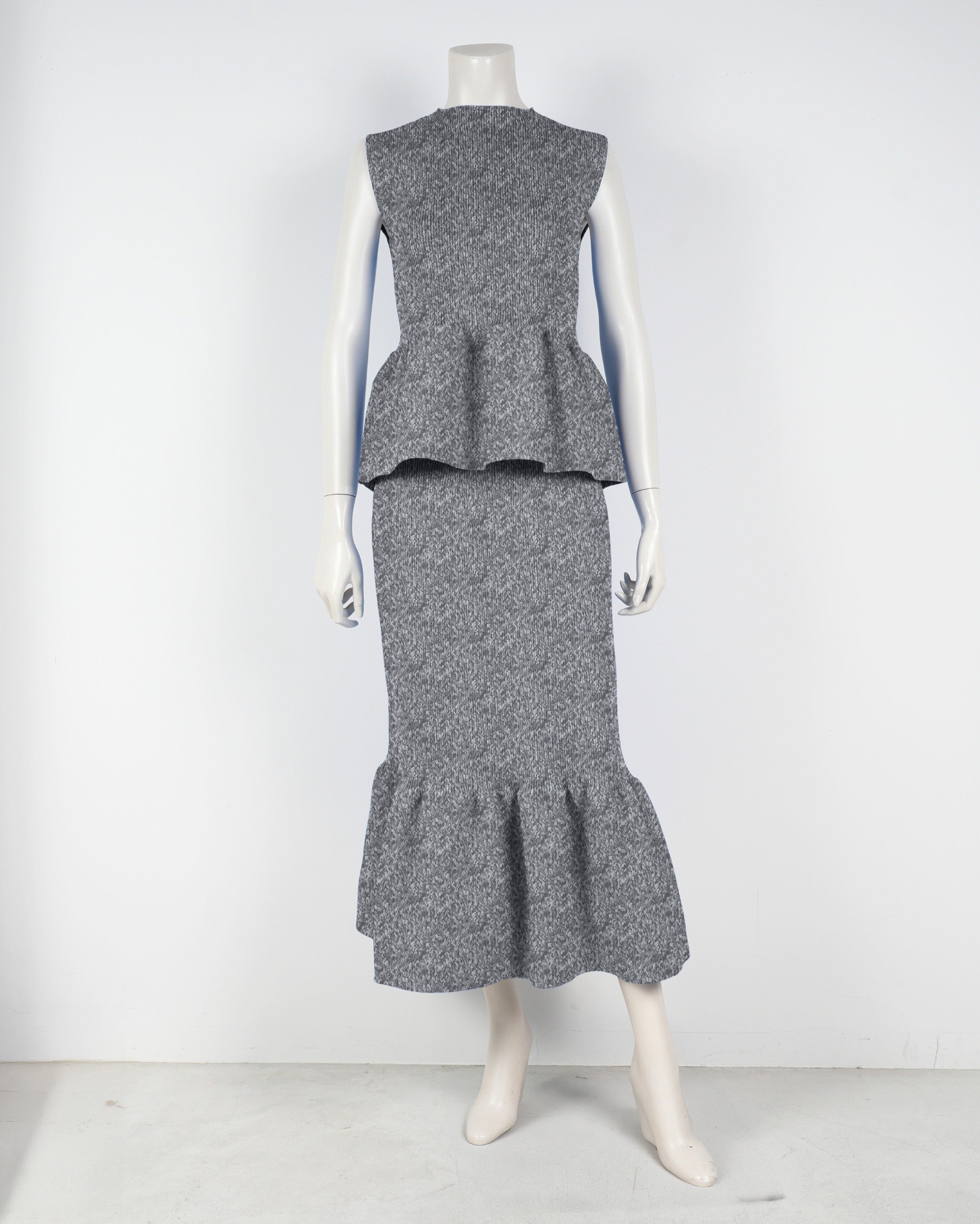 Sleeveless peplum pullover x mermaid skirt