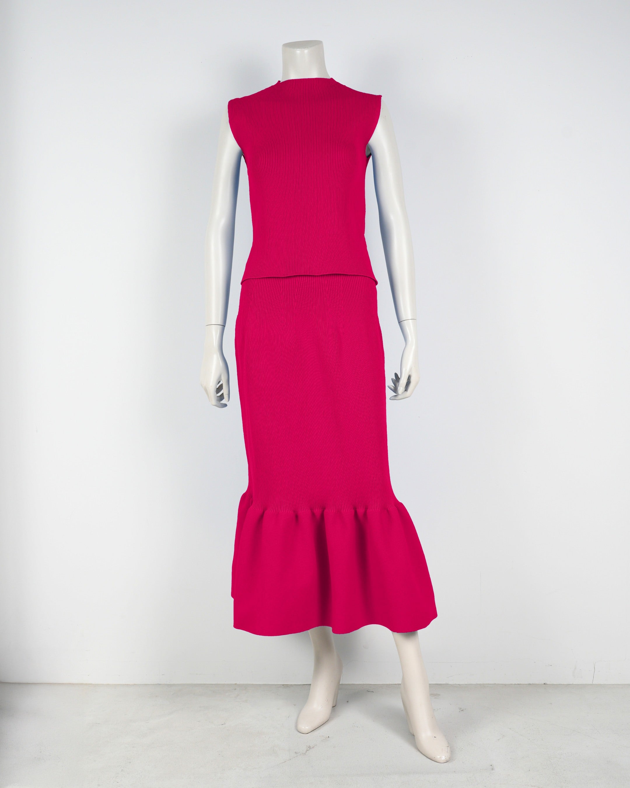 Sleeveless pullover x mermaid skirt