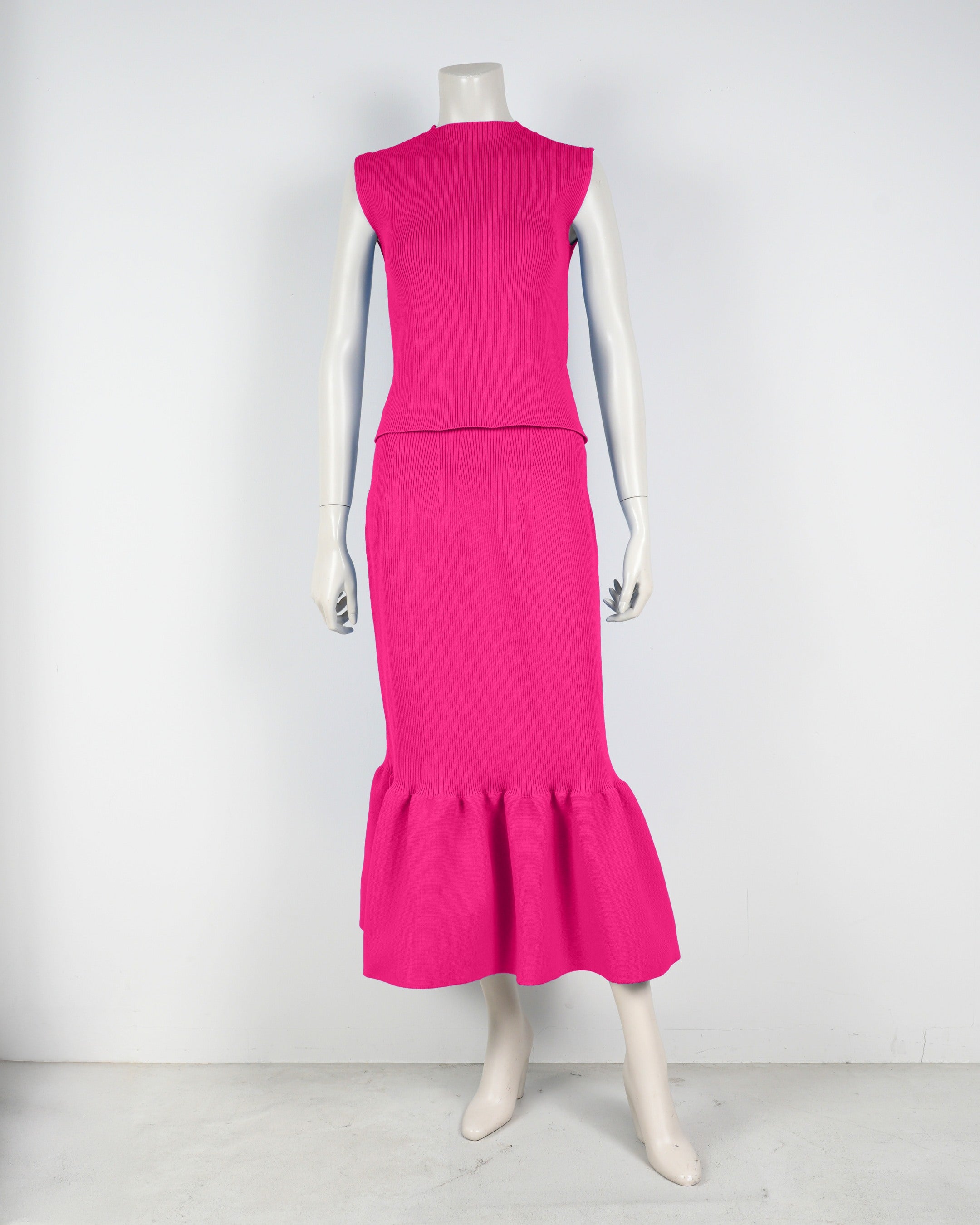 Sleeveless pullover x mermaid skirt